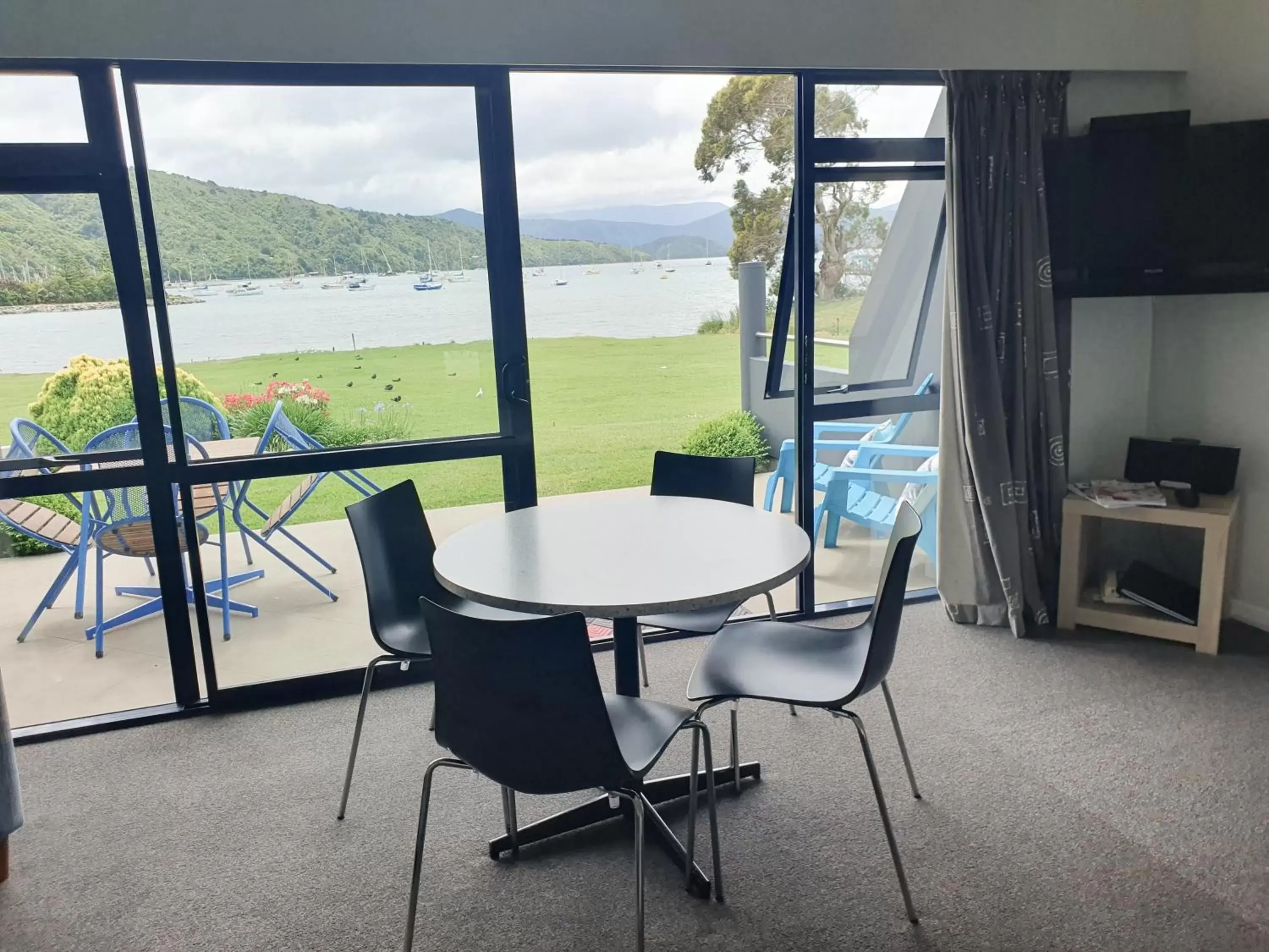 Two-Bedroom Apartment with Sea View(Sleeps 4) in Bay Vista Waterfront Motel Two-Bedroom Apartment with Sea View(Sleeps 4) in Bay Vista Waterfront Motel