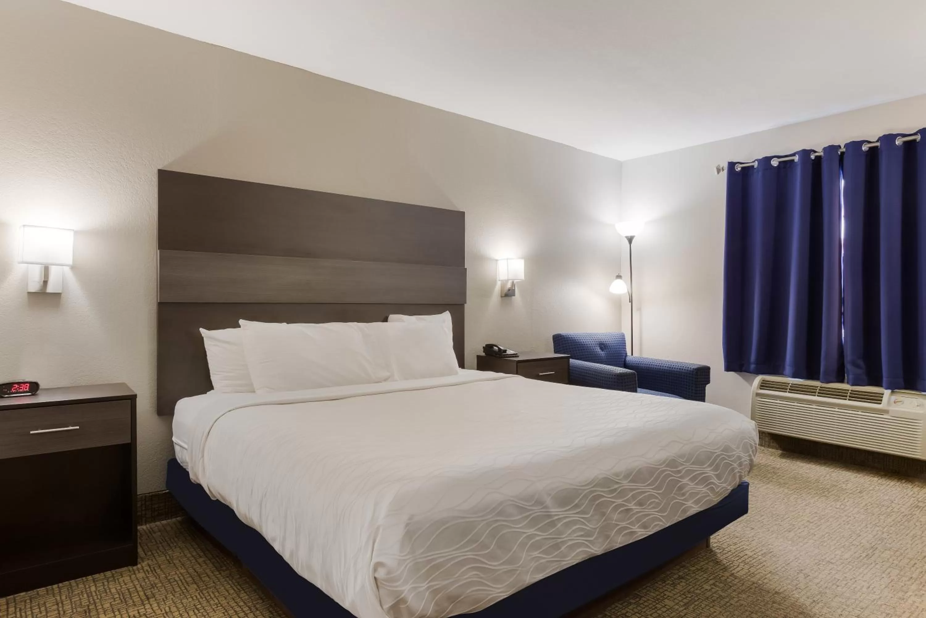 Bedroom, Bed in Rodeway Inn Branson, Brick House