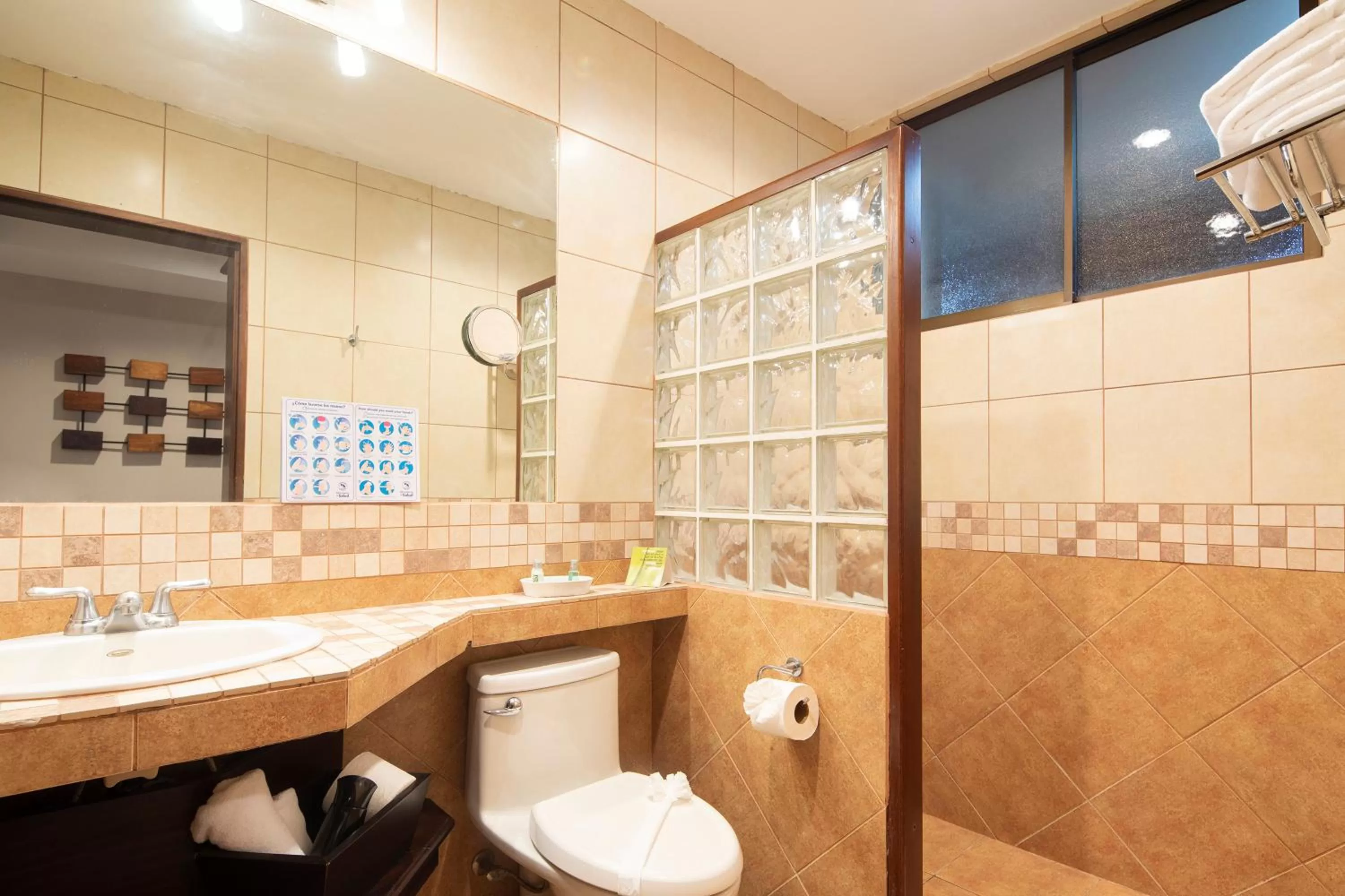 Shower in Pumilio Mountain & Ocean Hotel