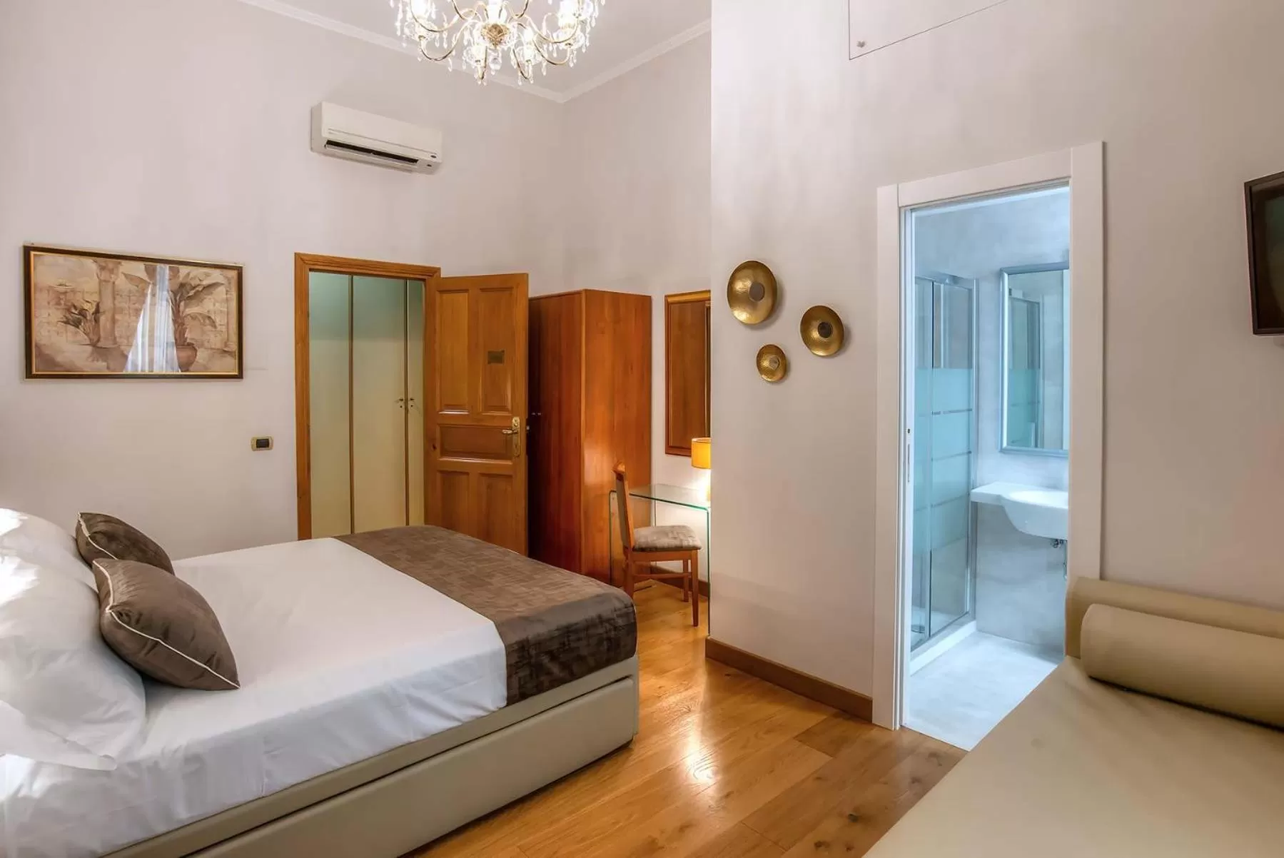 Shower, Bed in Hotel Paba