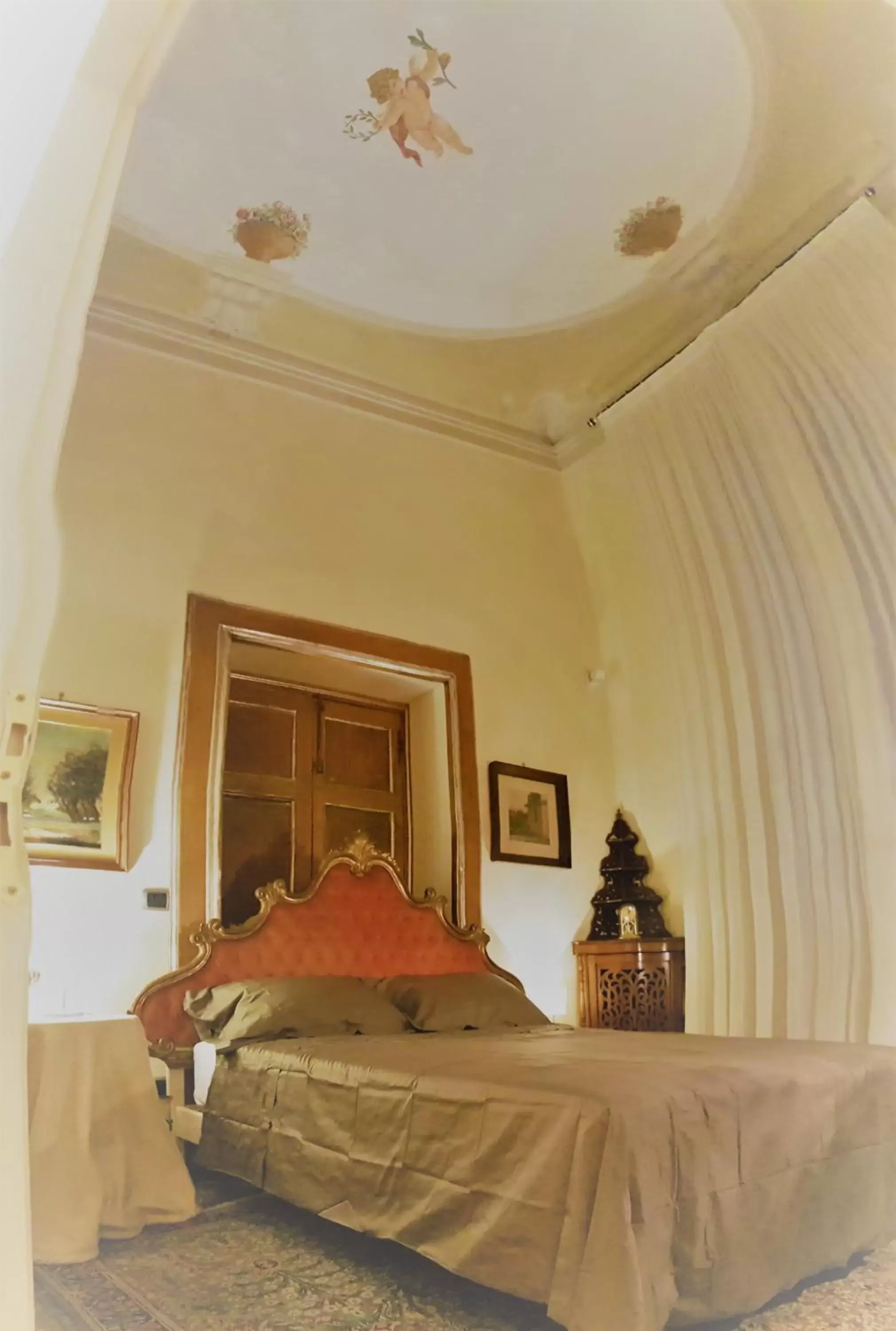 Double Room with Shared Bathroom in Gran Suite Piazza Maggiore - T&T communications Double Room with Shared Bathroom in Gran Suite Piazza Maggiore - T&T communications