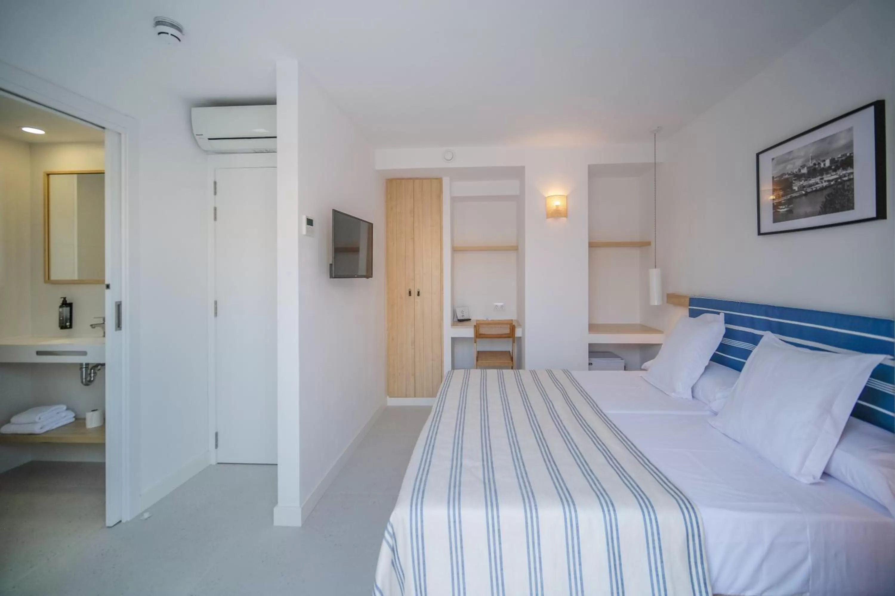 Bedroom, Bed in HOTEL BINI