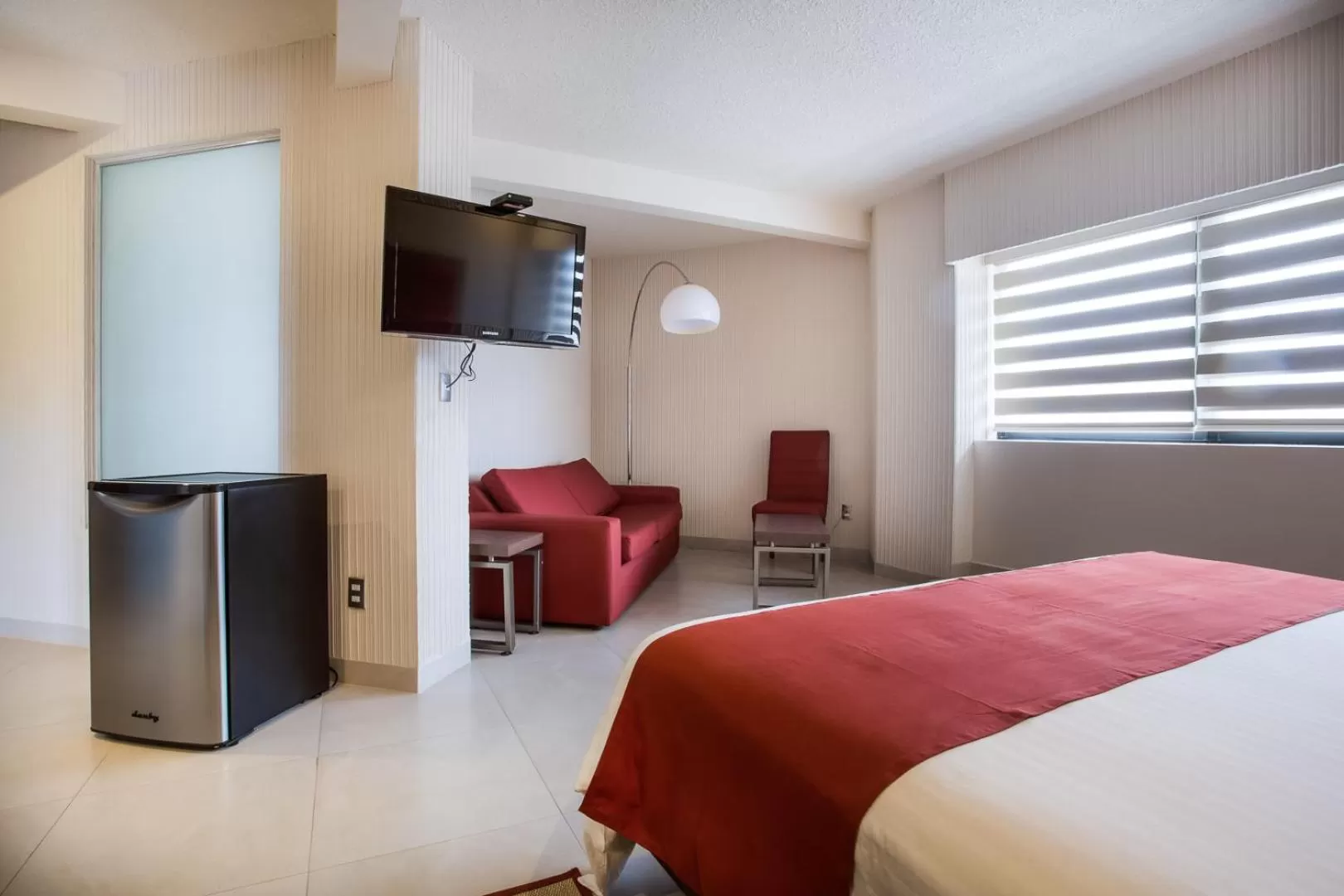 Living room, Bed in Hotel Puente Real