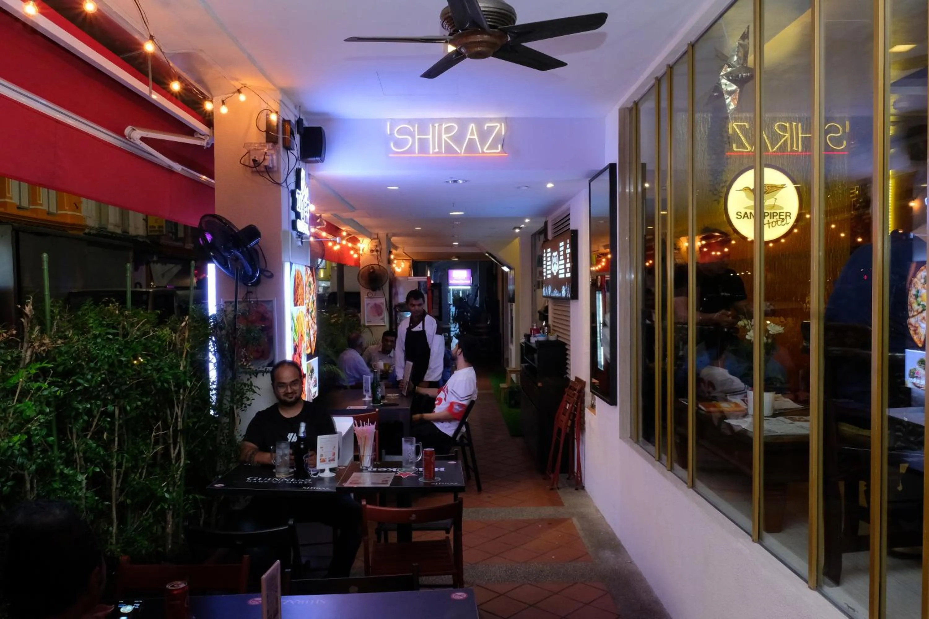 Restaurant/places to eat in Sandpiper Hotel Singapore