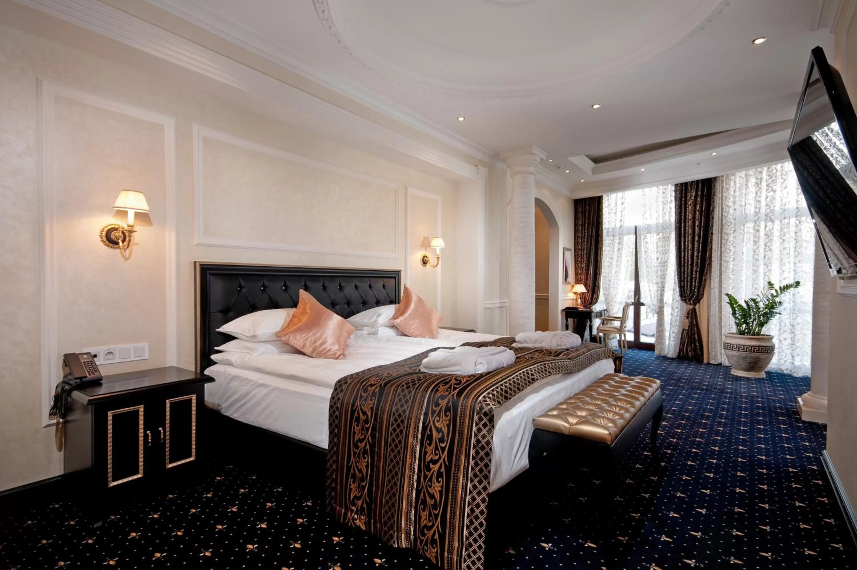 Decorative detail, Bed in Villa Le Premier - Maestro