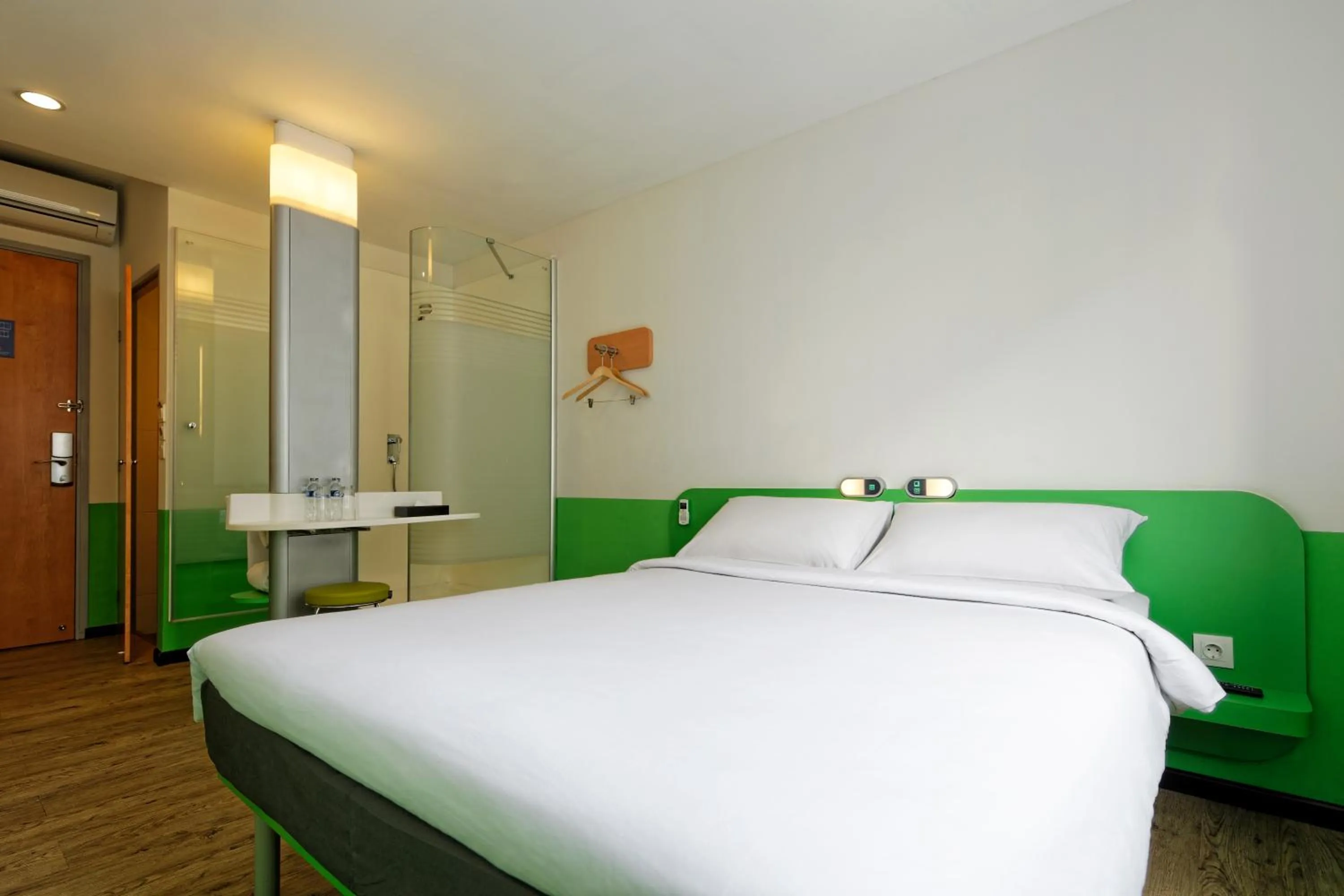 Bedroom, Bed in Ibis Budget Jakarta Airport