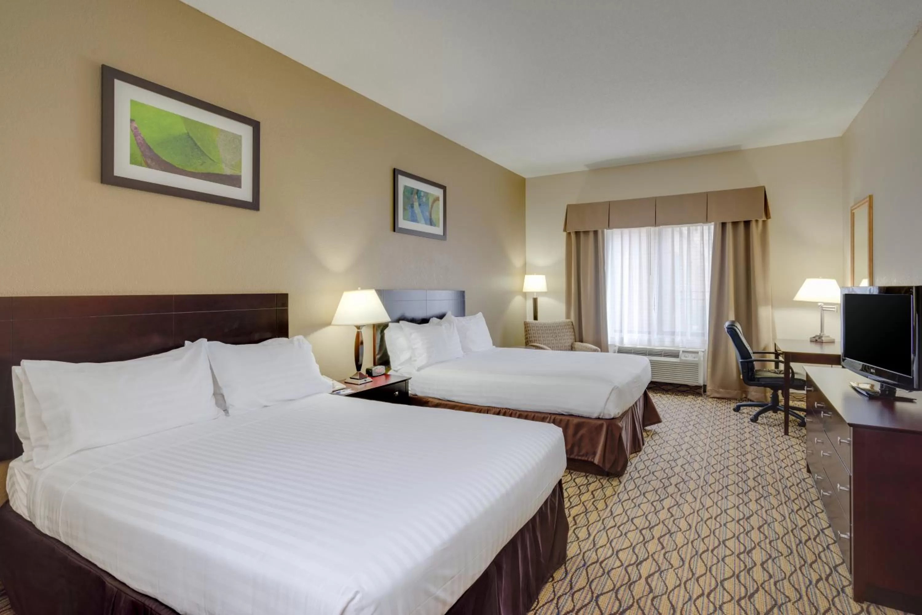 Photo of the whole room, Bed in Holiday Inn Express Charles Town by IHG