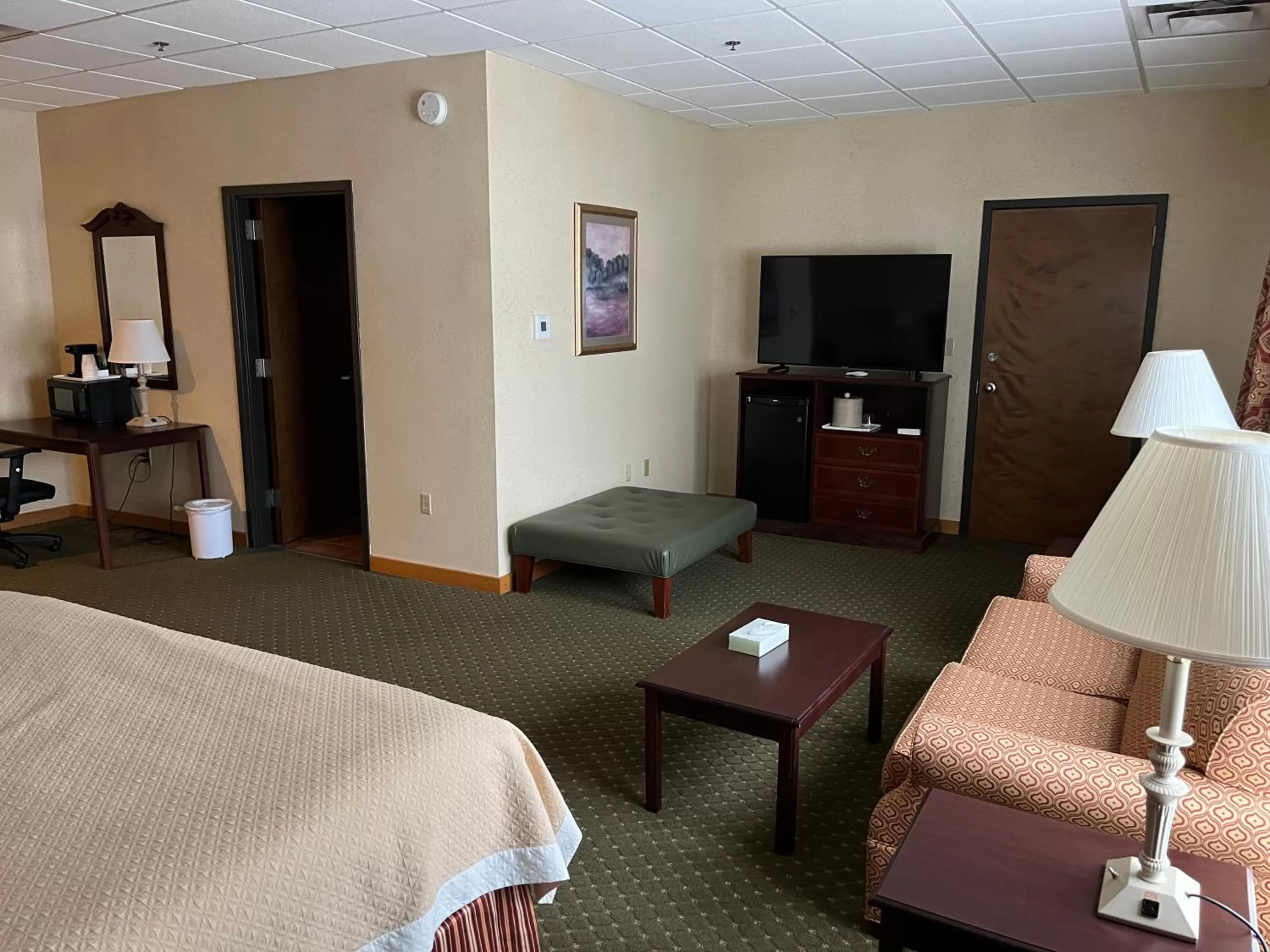 Bed in Days Inn & Suites by Wyndham Sutton Flatwoods
