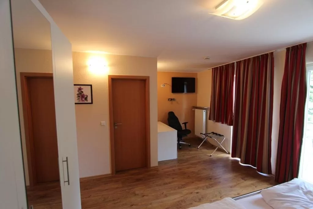 Bed, TV/Entertainment Center in Hotel Landgasthof Zur Alten Scheune