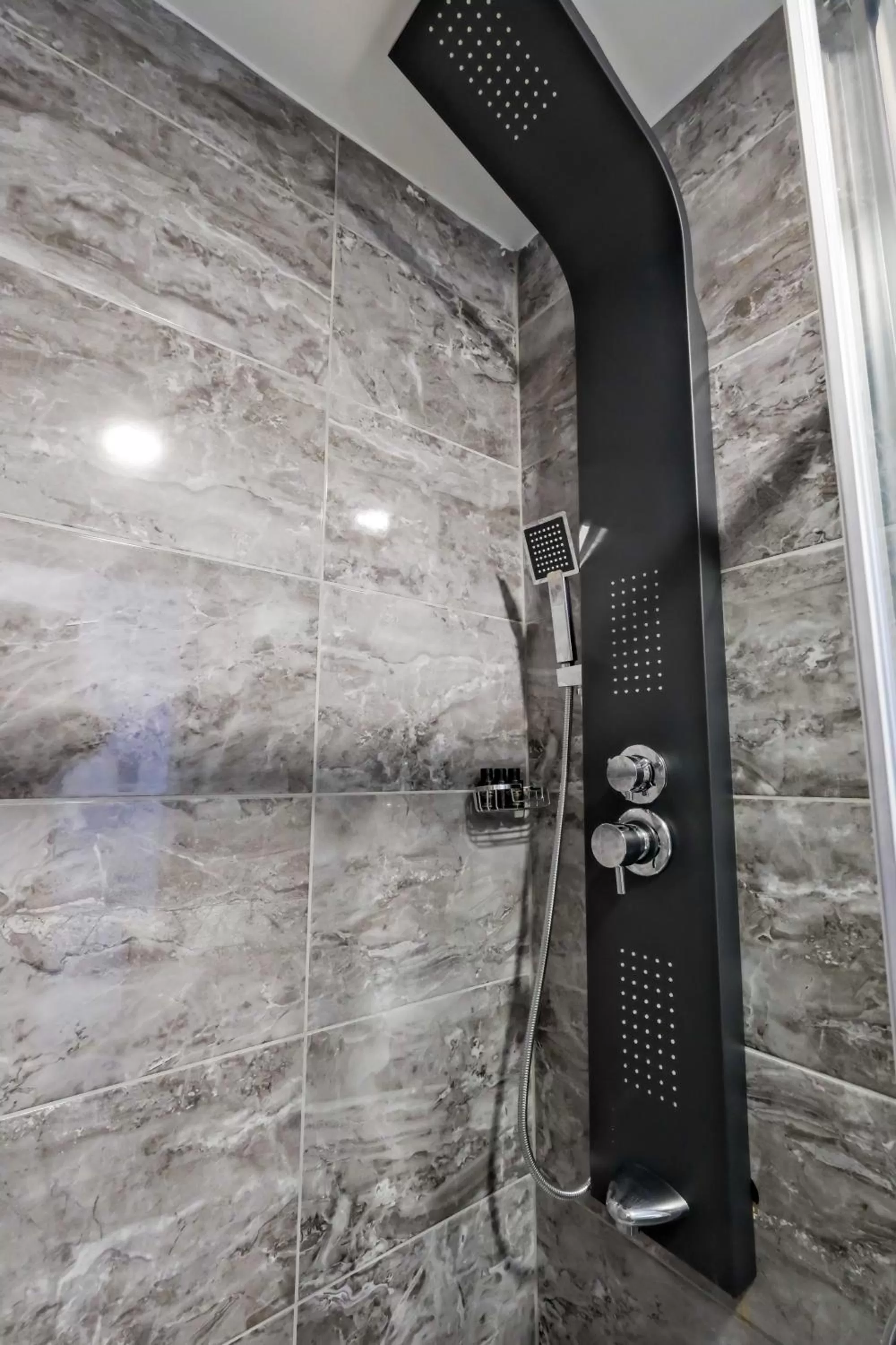 Shower in The Queen Hotel