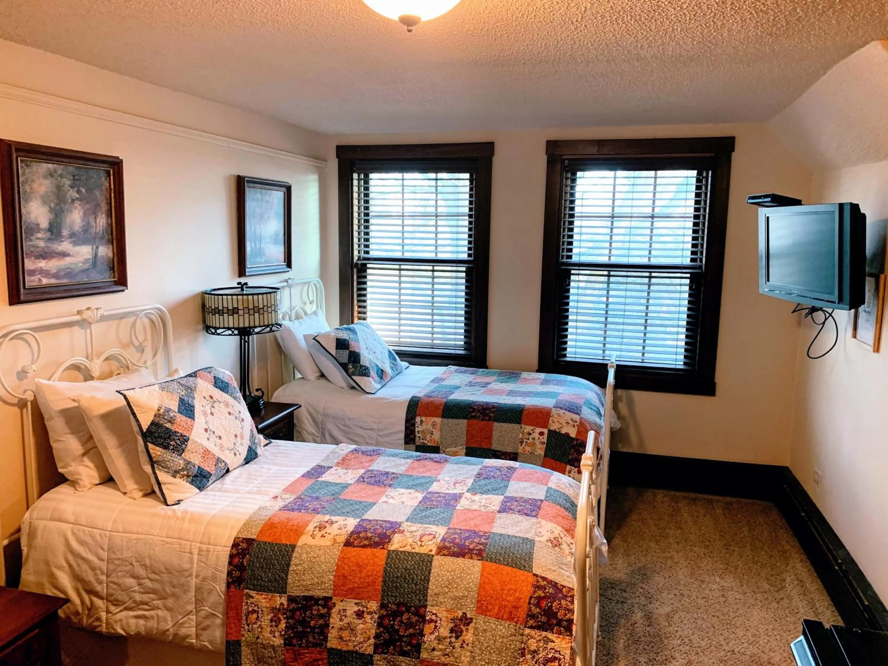 Bed in Iowa House Historic Inn