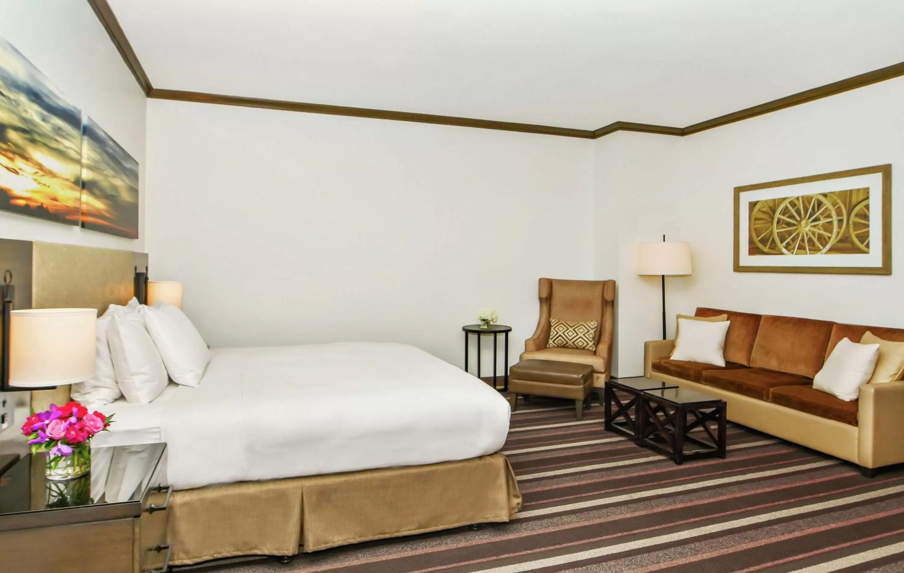 Living room, Bed in Hilton Dallas-Park Cities