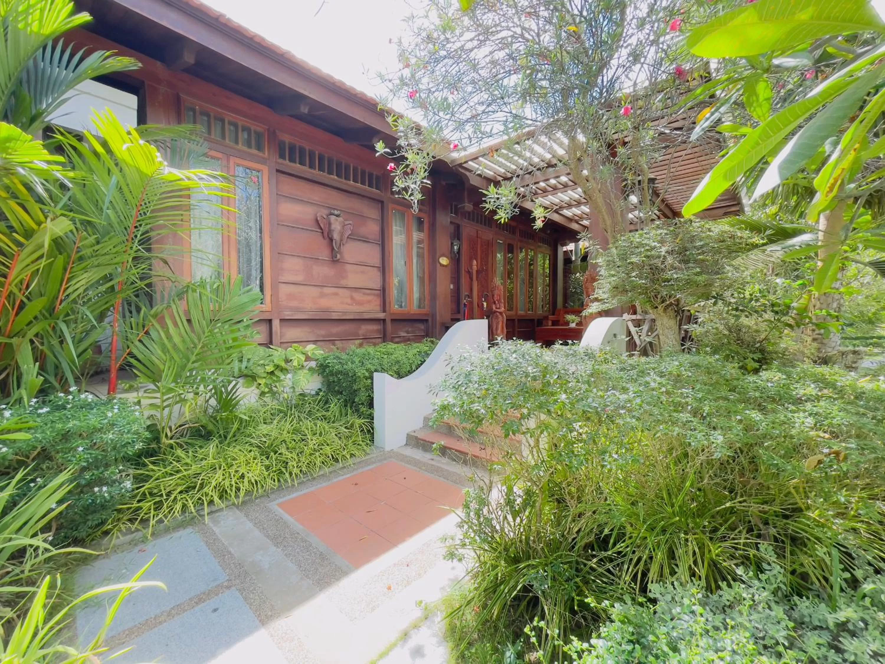 Garden in Try Palace Resort Kep