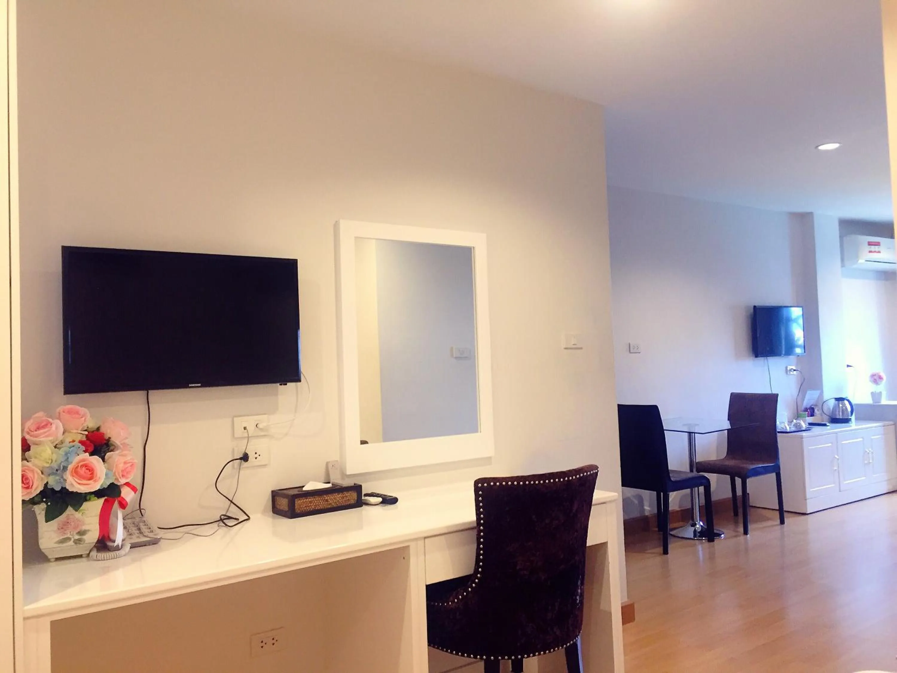 TV and multimedia in Klongrien Boutique Hotel