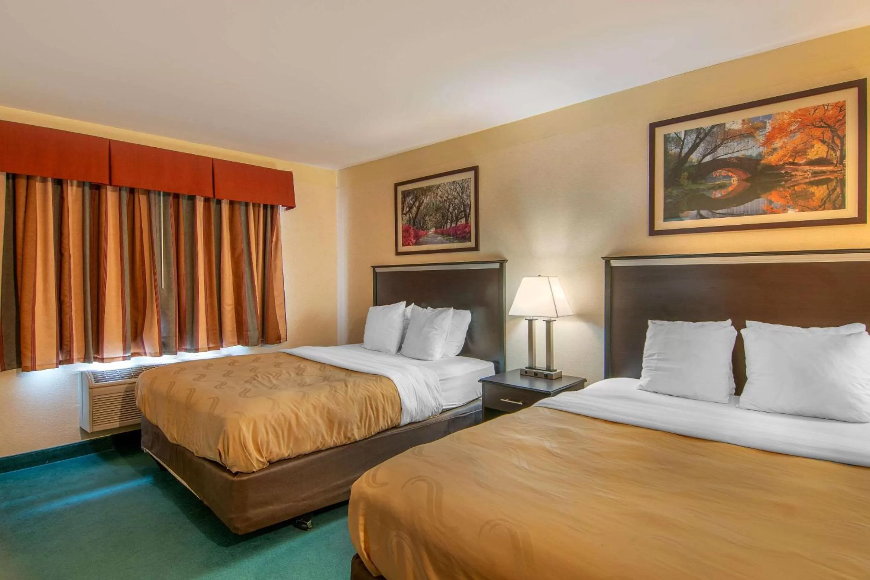 Photo of the whole room, Bed in Quality Inn Bend North