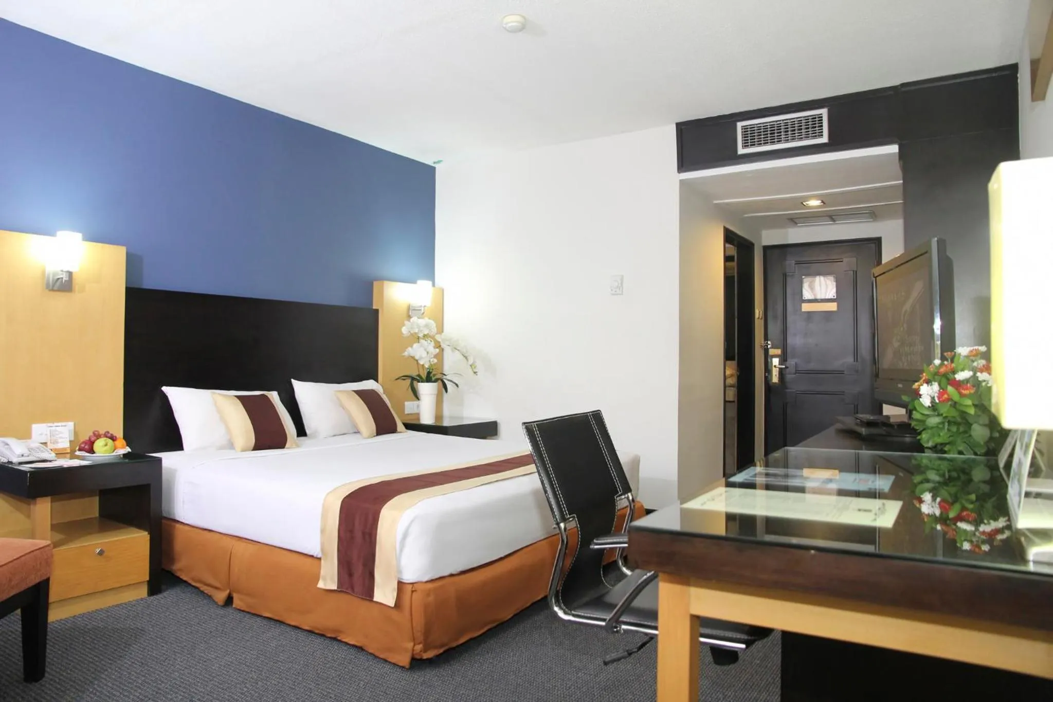 Photo of the whole room, Bed in Jayakarta Hotel Jakarta