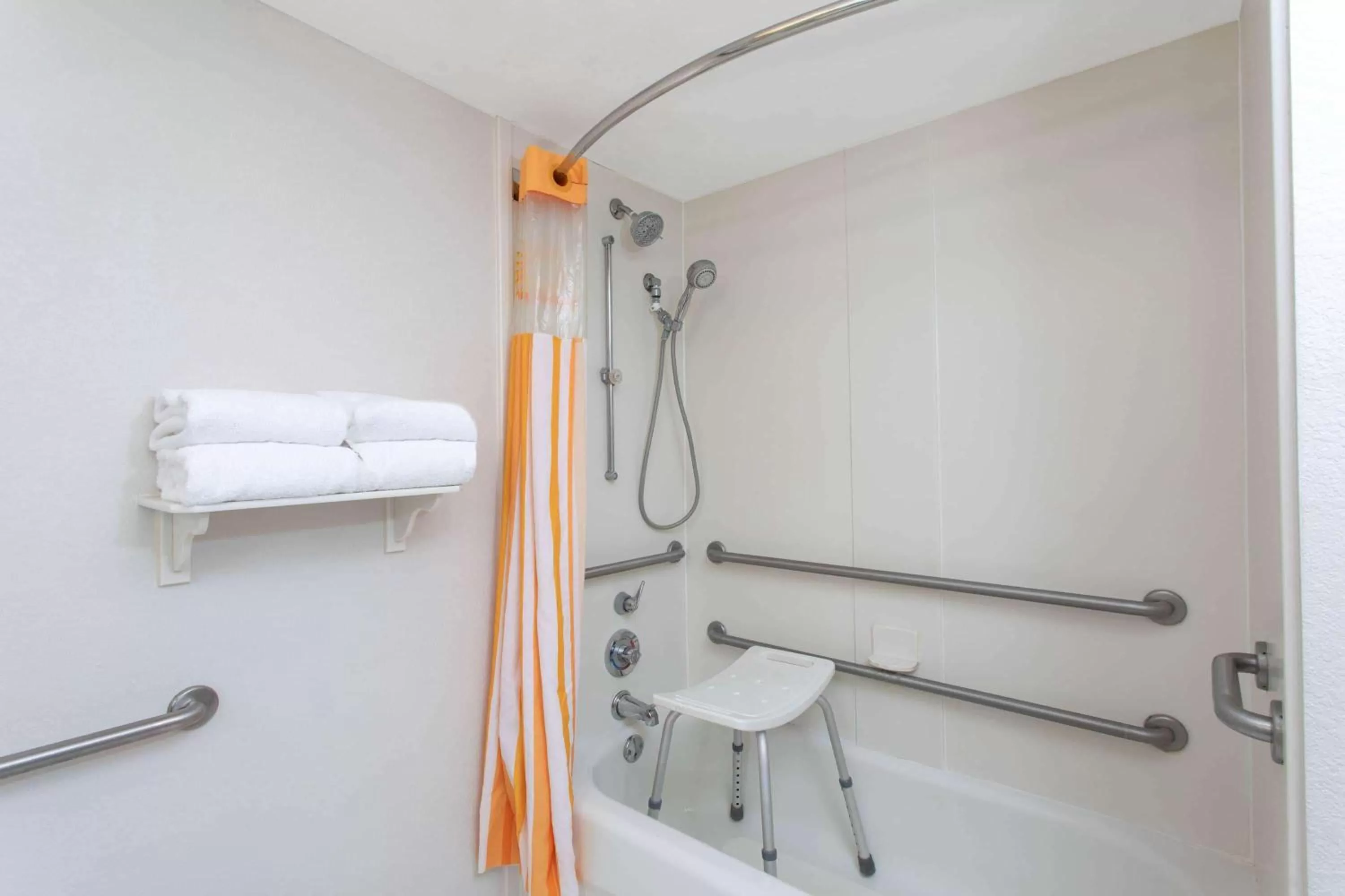 Bathroom in La Quinta by Wyndham Jacksonville Butler Blvd