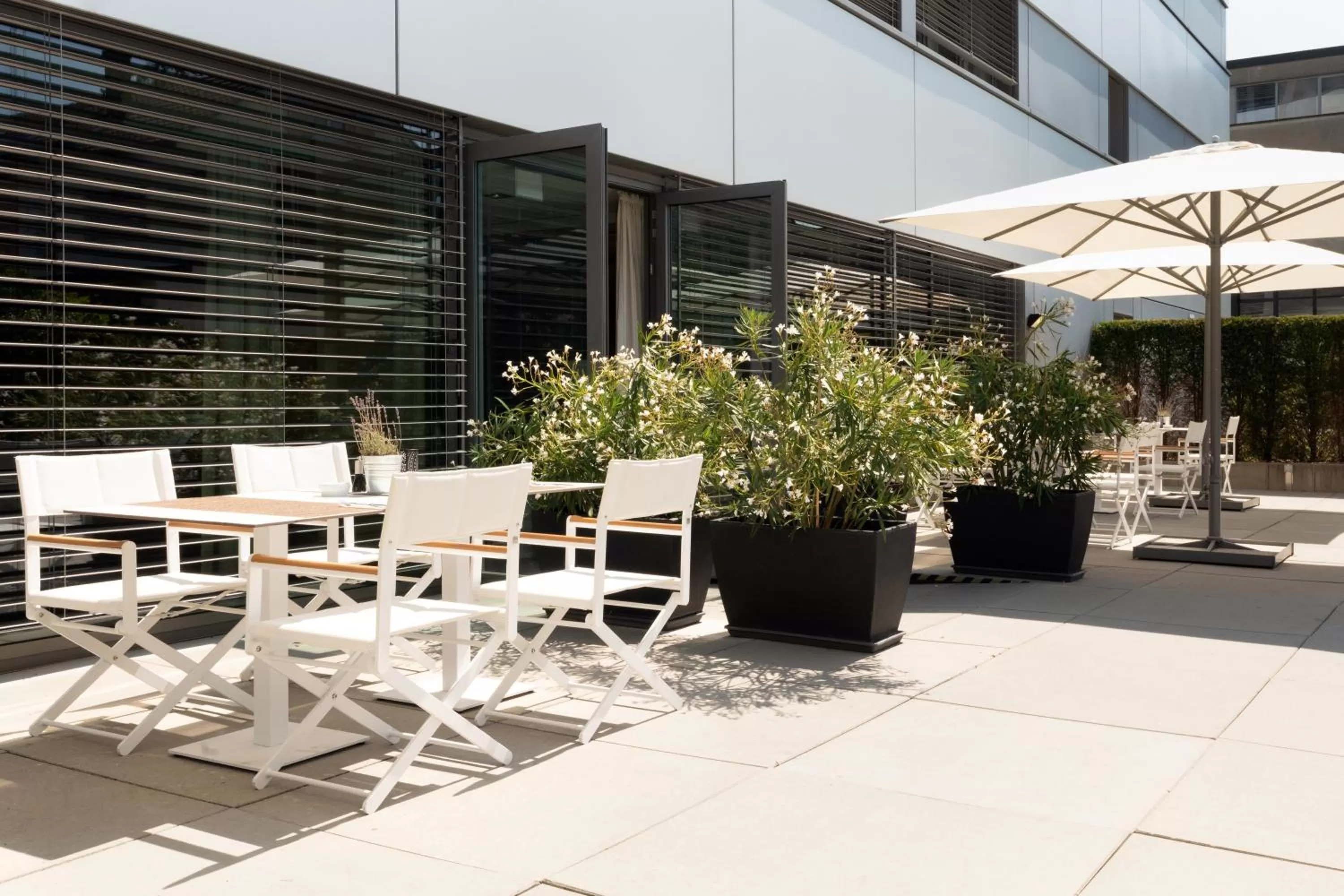 Patio in H+ Hotel Zürich