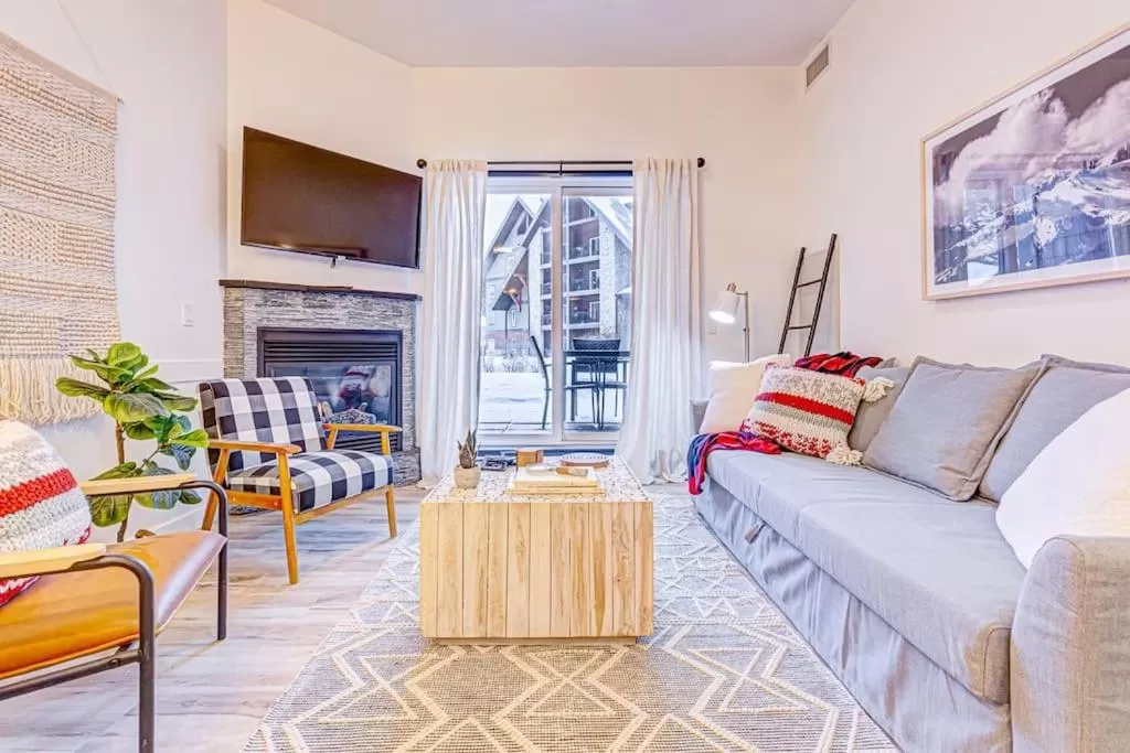 TV and multimedia in Mountain Retreat, Pool & Hot Tub, BBQ, Patio, King Bed, Sleeps 6!