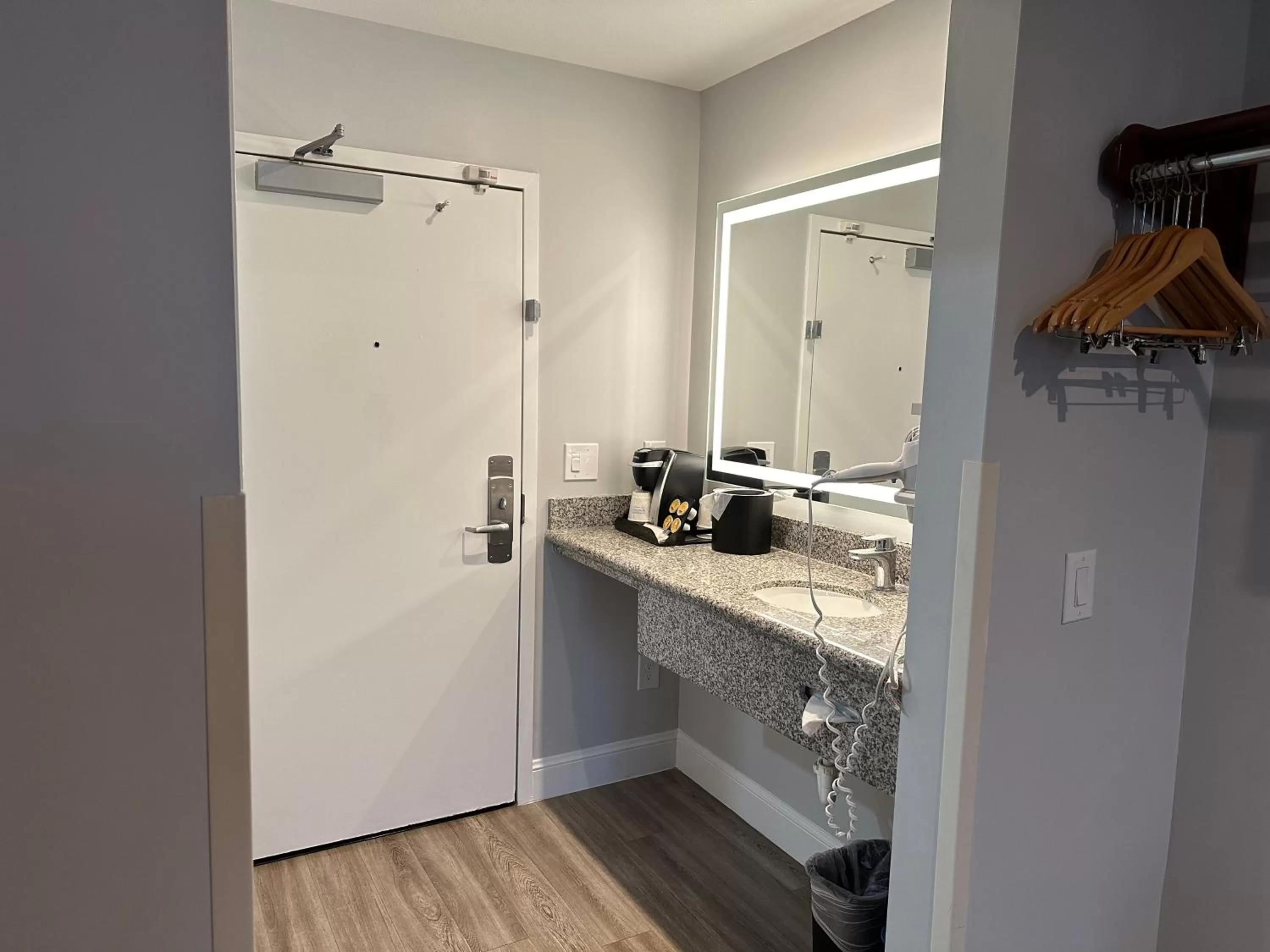 heating, Kitchen/Kitchenette in Super 8 by Wyndham San Bruno /SF Intl Arpt West