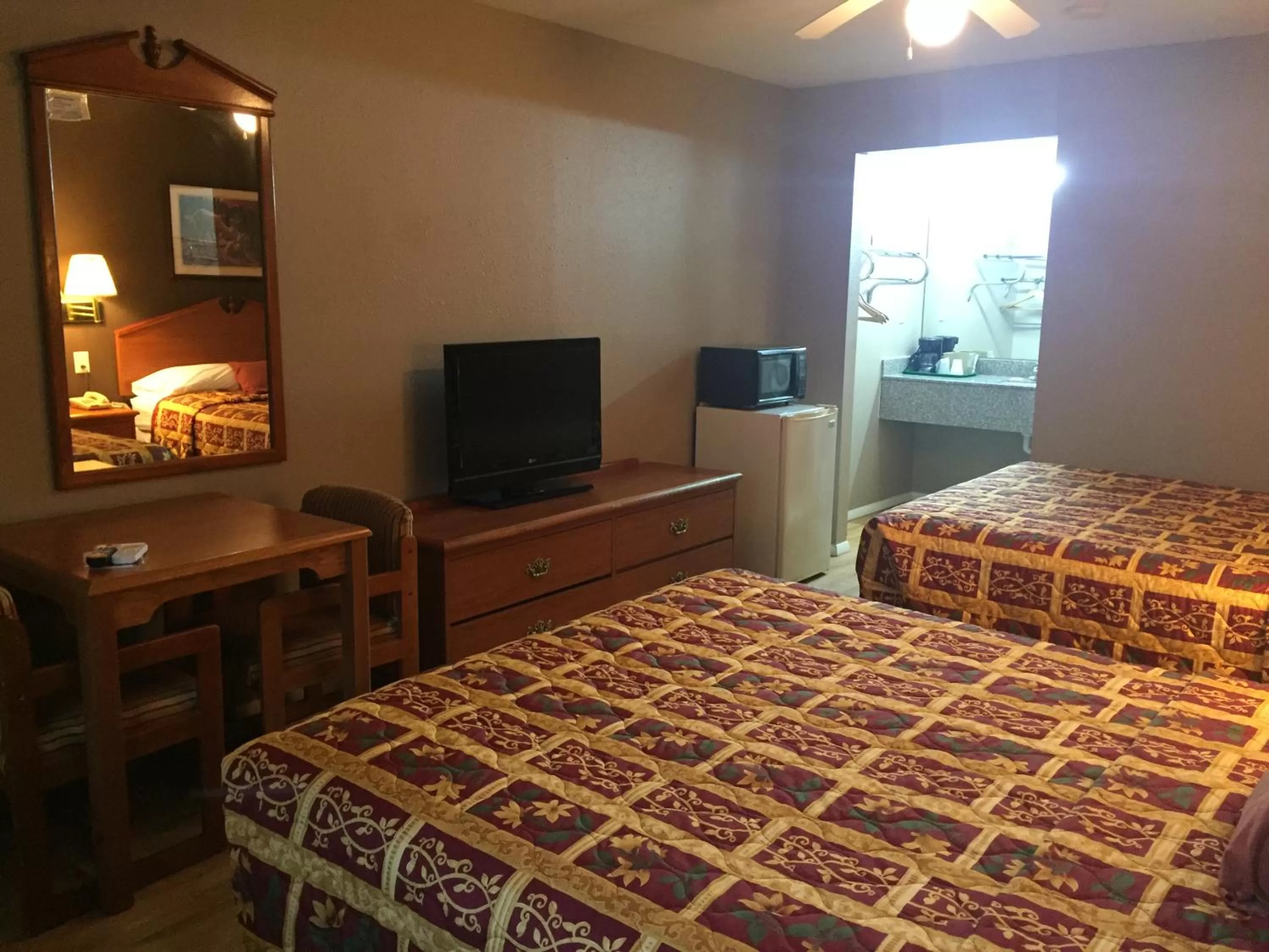 Property building, Bed in Deerfield Inn New Johnsonville