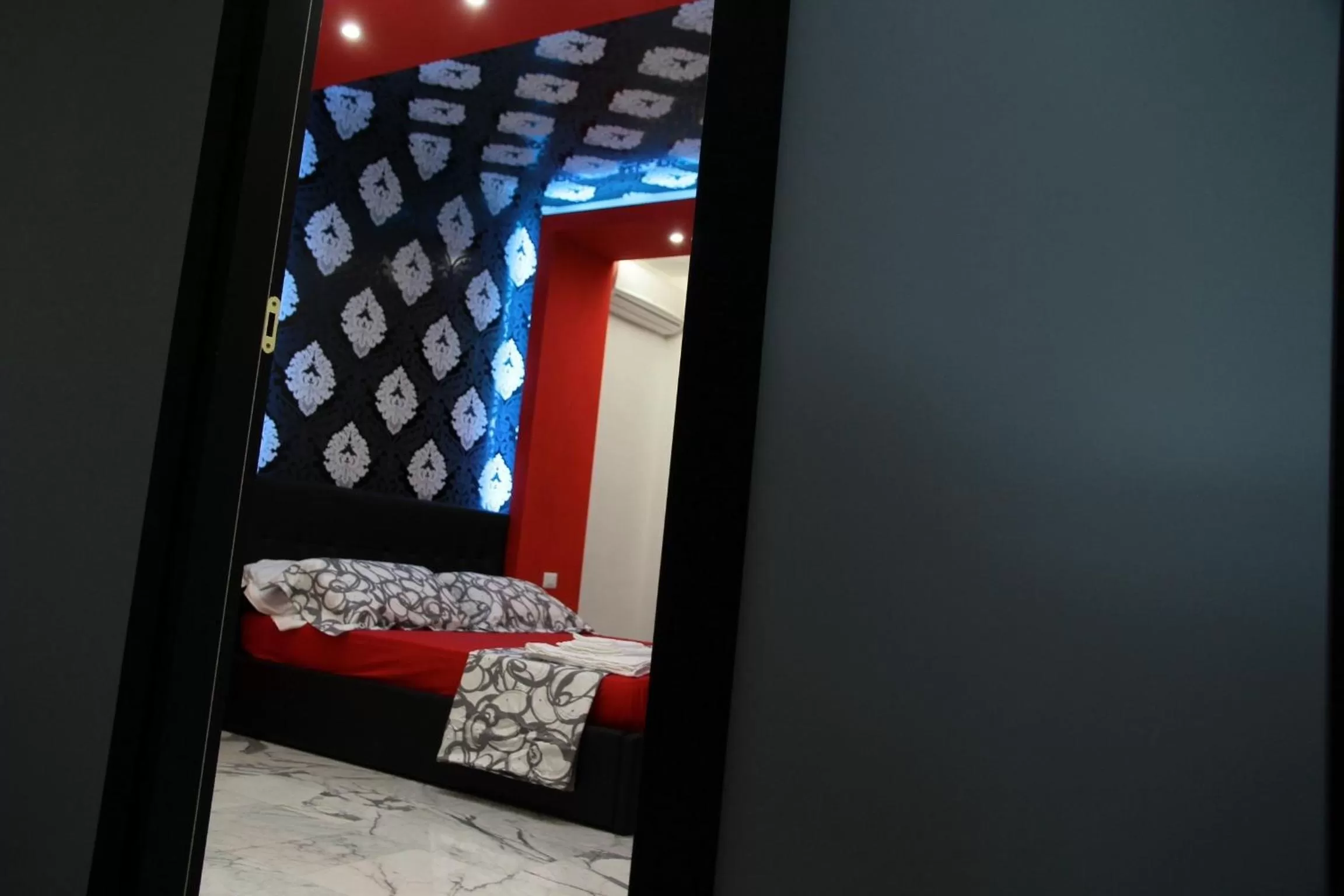 Bedroom, Bed in Black & White G&G