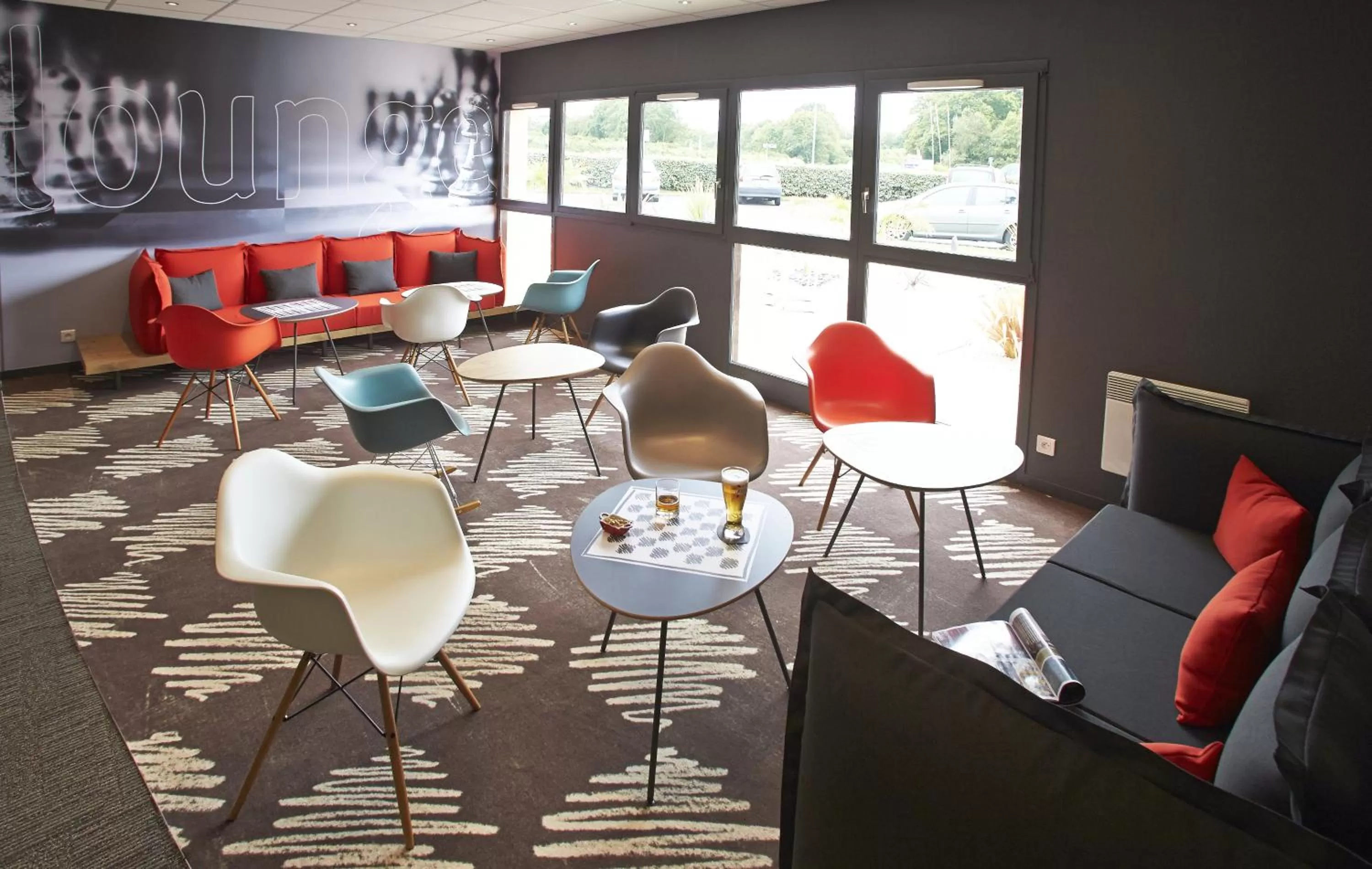 Lounge or bar in Ibis Auray