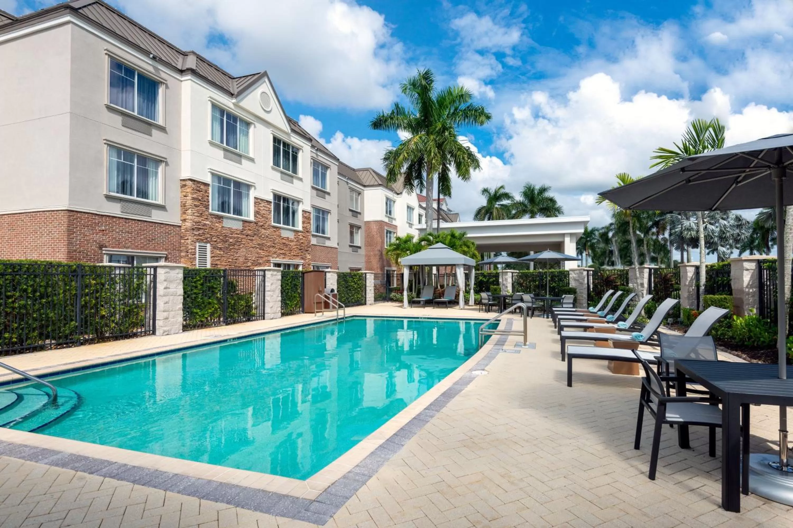 Swimming pool in Courtyard by Marriott Sarasota at University Town Center
