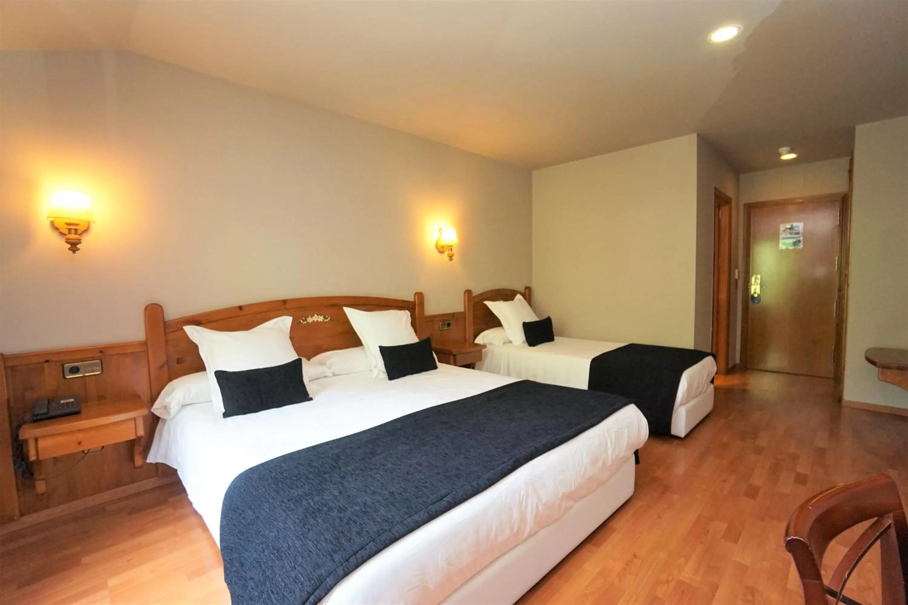 Photo of the whole room, Bed in Hotel & SPA Niunit