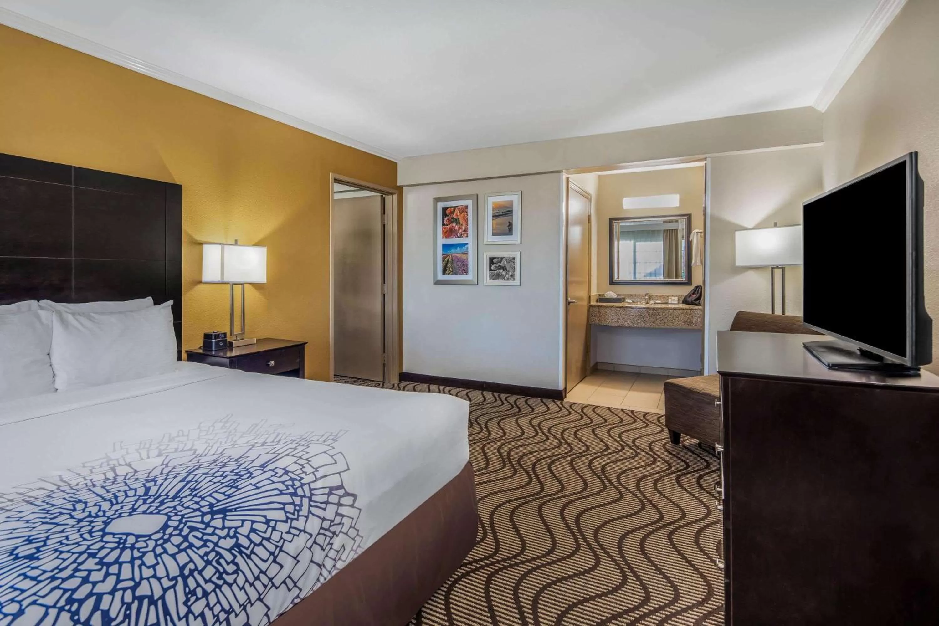 Photo of the whole room, Bed in La Quinta by Wyndham Carlsbad - Legoland Area