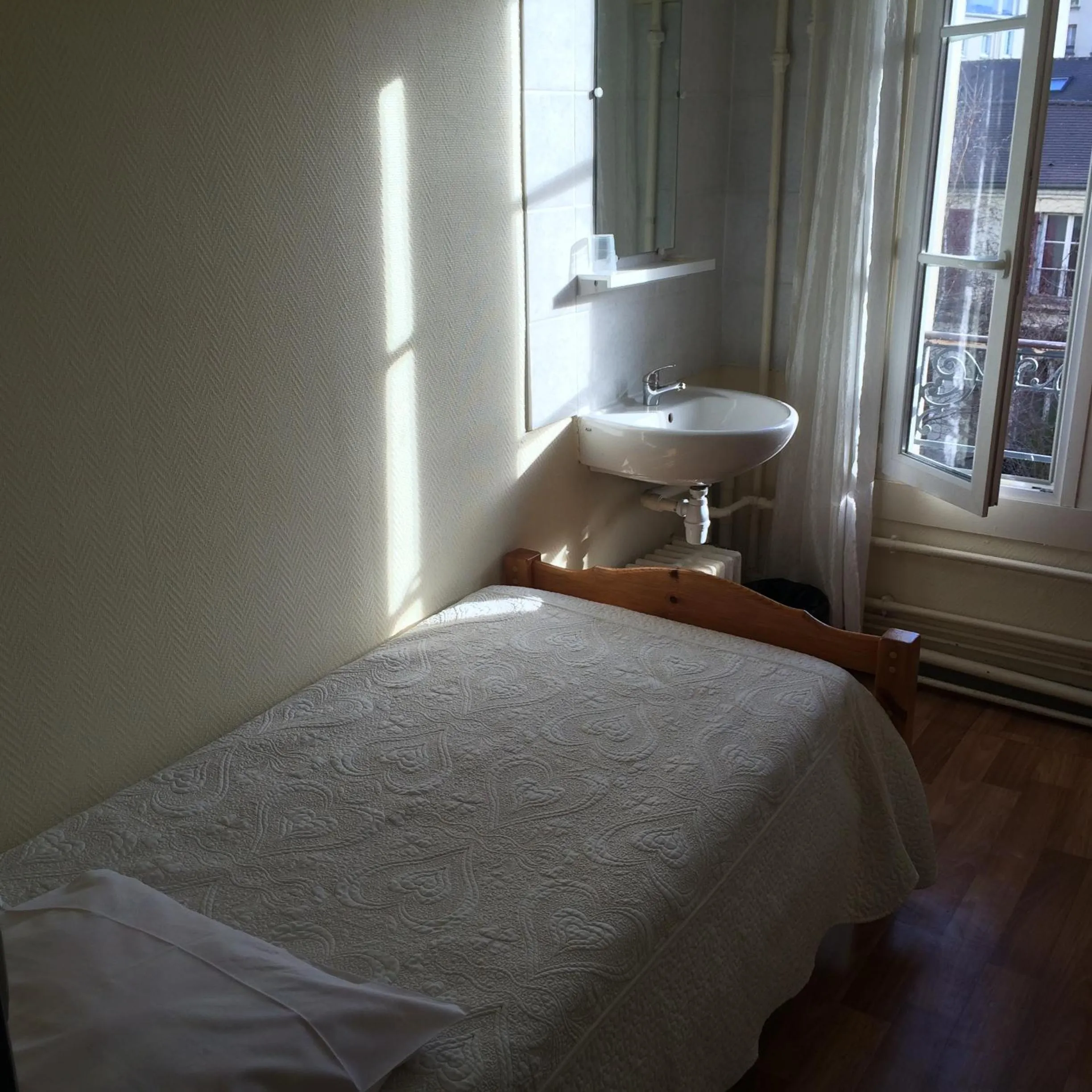 Photo of the whole room in Au Royal Mad