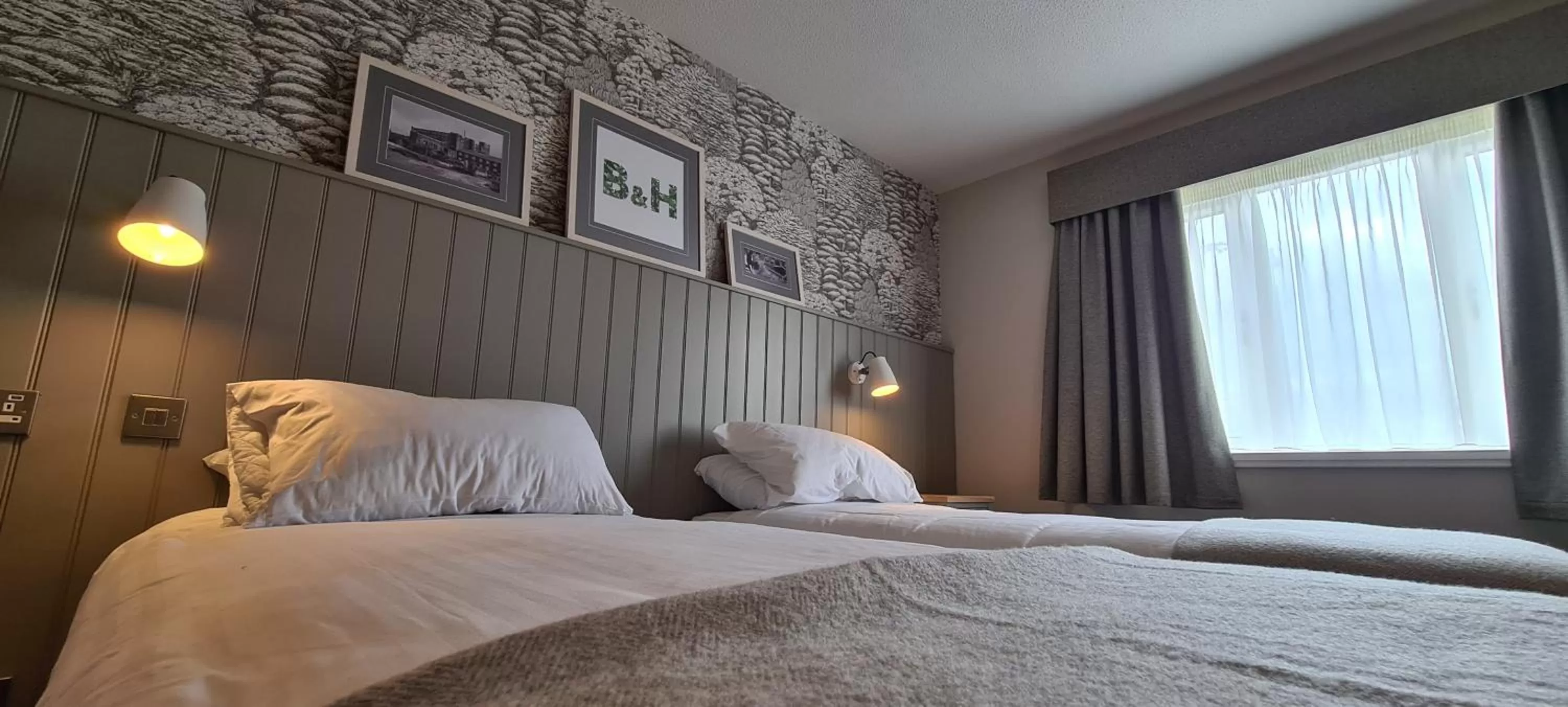 Bedroom, Bed in Boat & Horses Inn