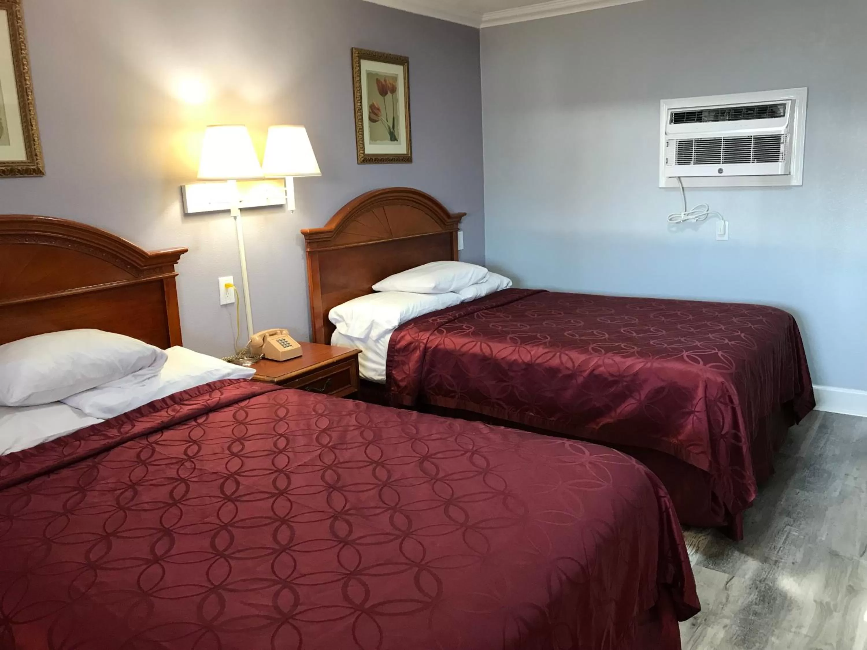 Bedroom, Bed in Budget Inn Plainview