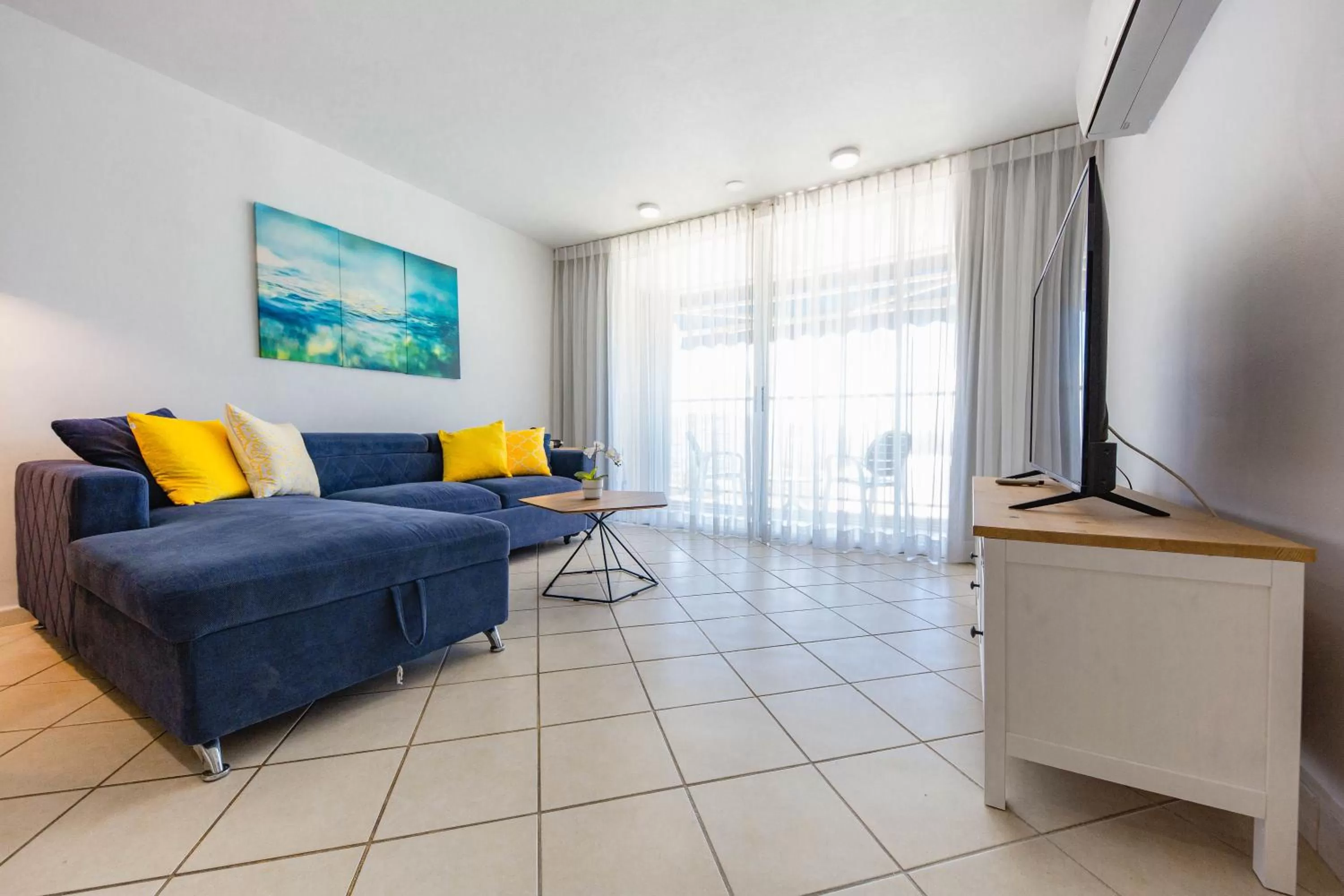 Living room in ESJ Towers by Chana