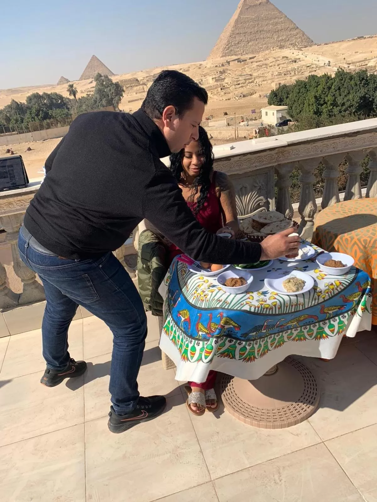 Breakfast in Sphinx palace pyramids view