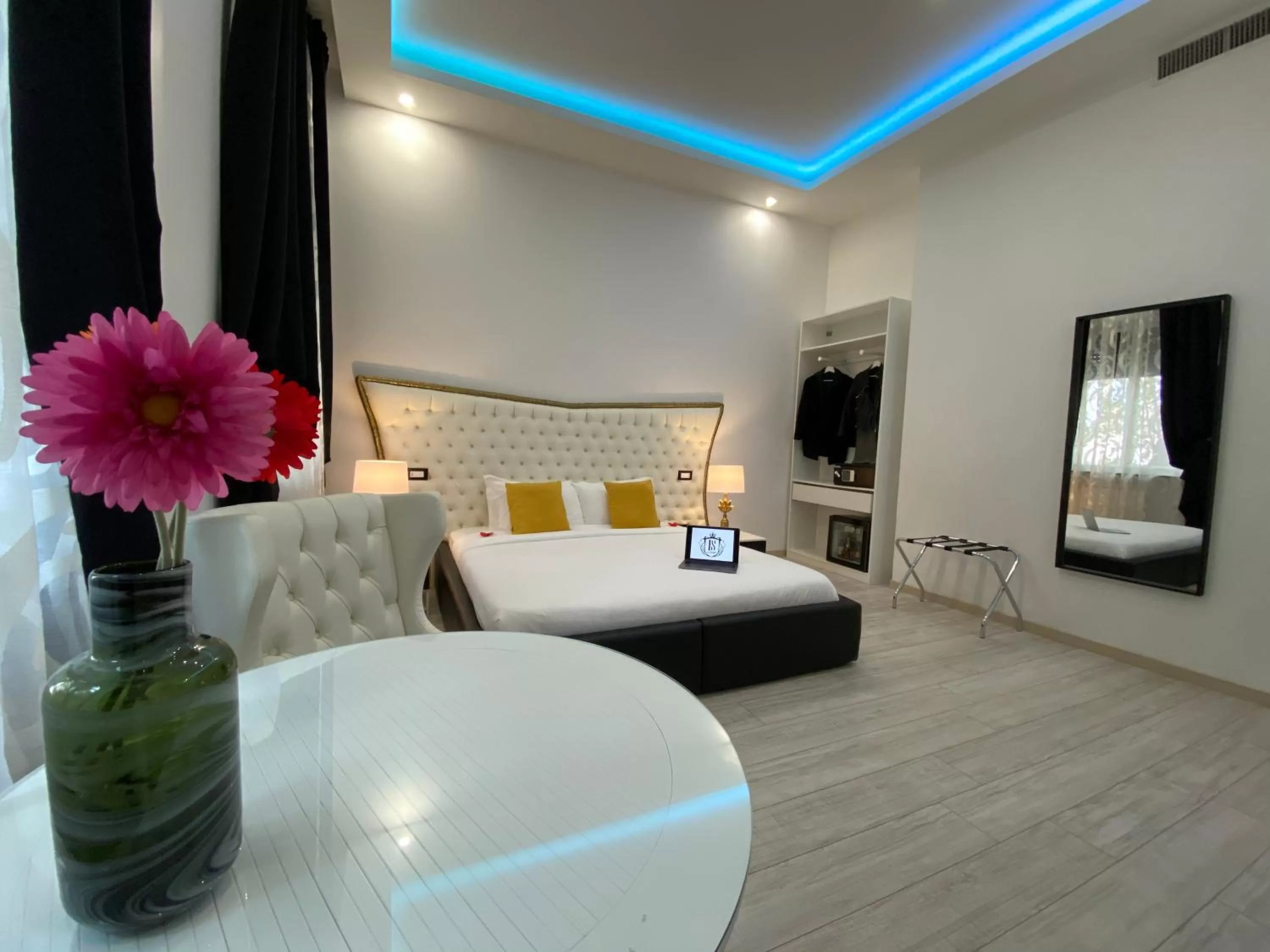 Photo of the whole room, Bed in Escape Luxury Suite - CA Domus Collection