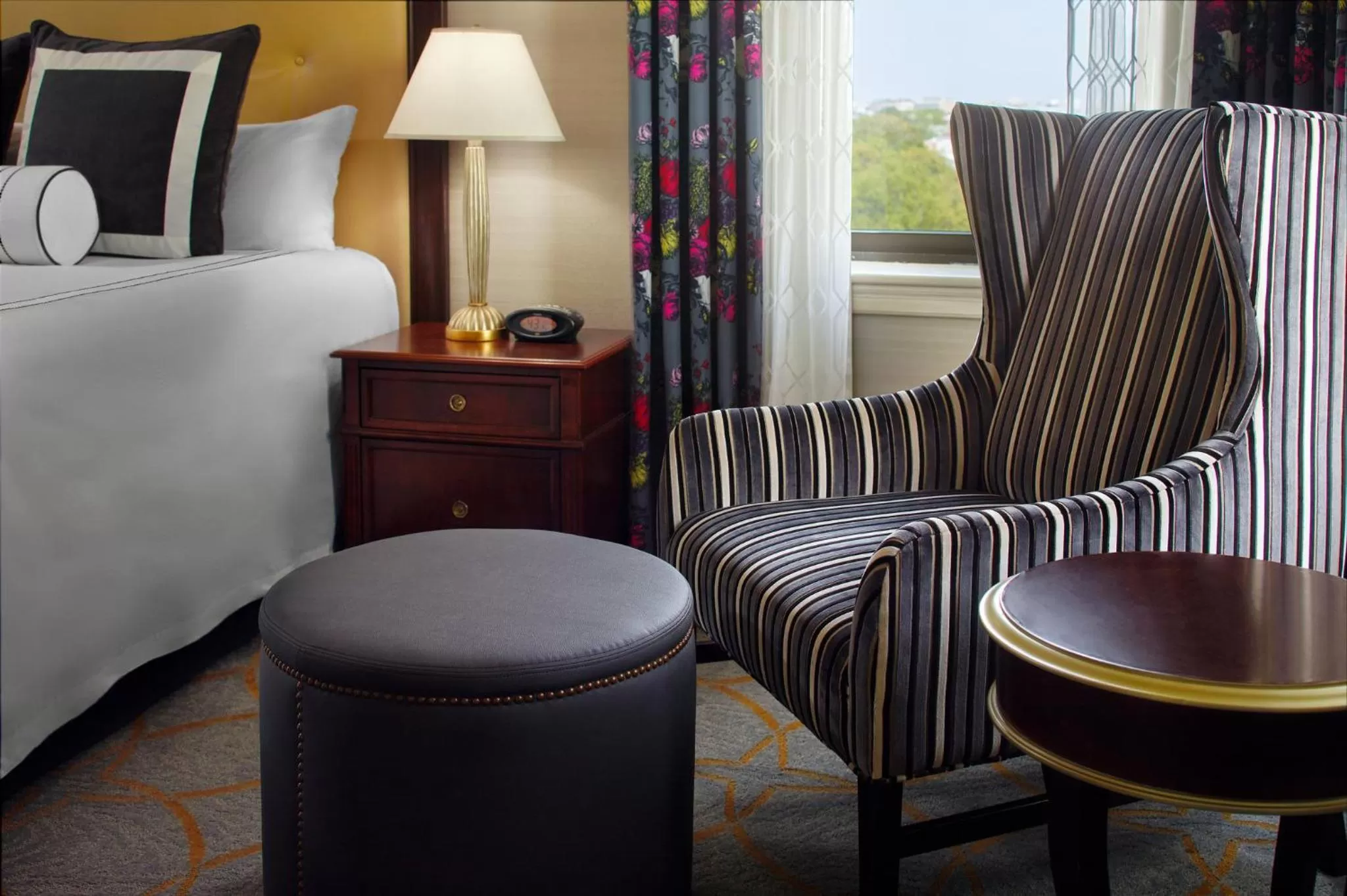 Photo of the whole room, Bed in Omni Shoreham Hotel