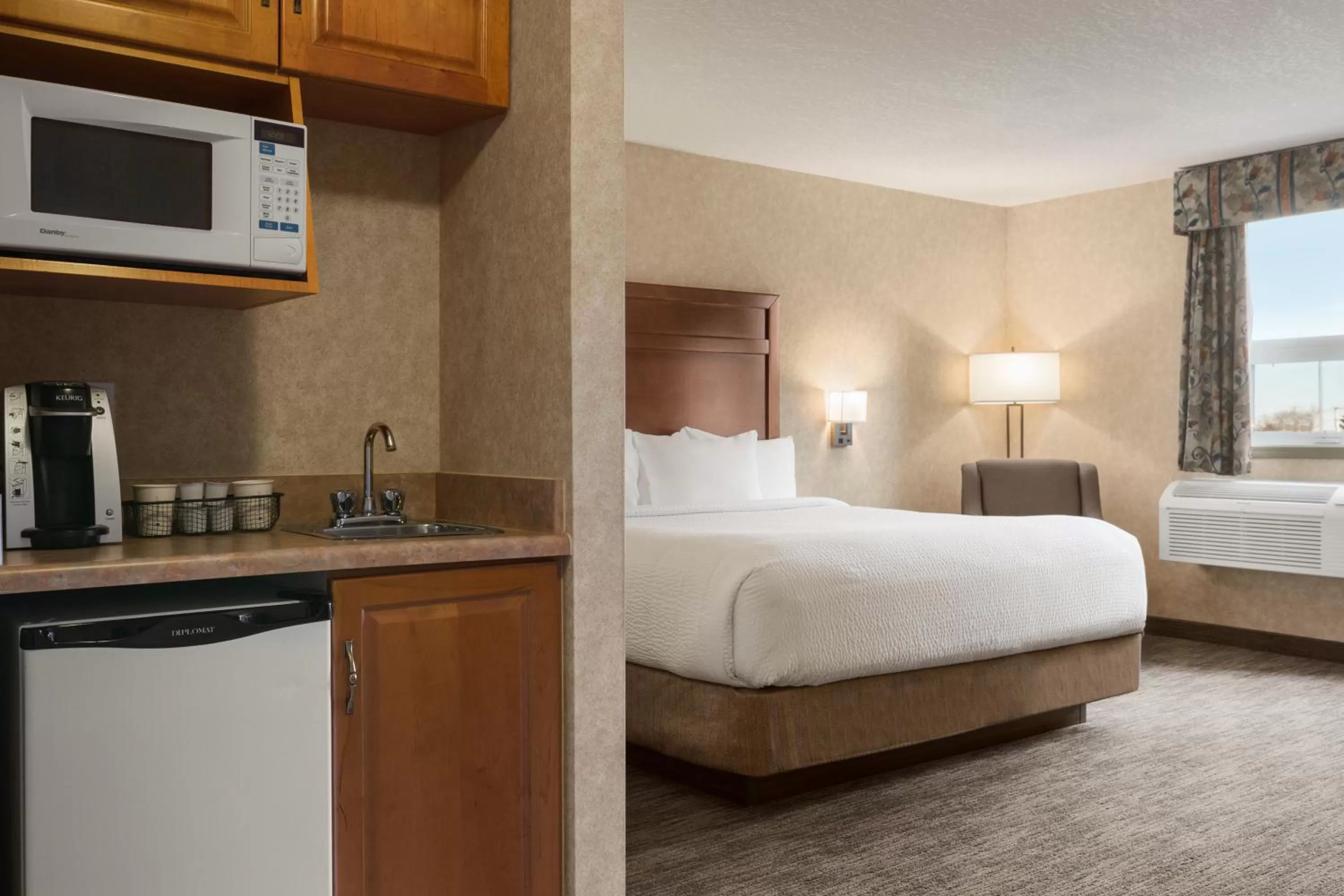 Kitchen or kitchenette, Bed in Days Inn & Suites by Wyndham Brooks