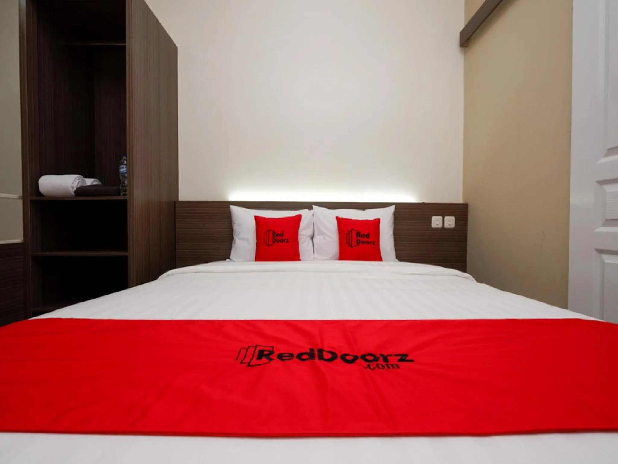 Bedroom, Bed in RedDoorz Plus near Paragon Mall Semarang