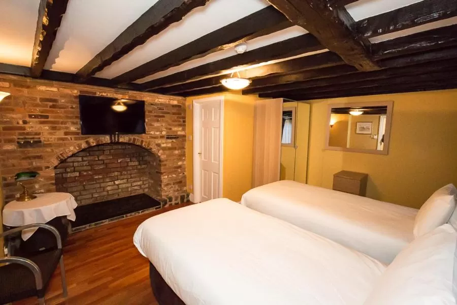 Bed in The Peacock Townhouse Hotel Kenilworth - Warwick