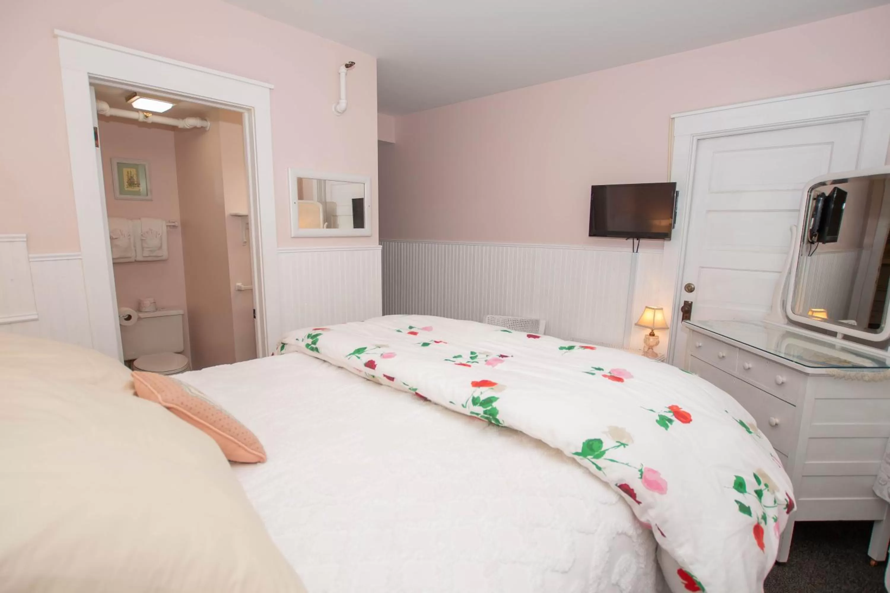 Bed in Terrace Inn and 1911 Restaurant