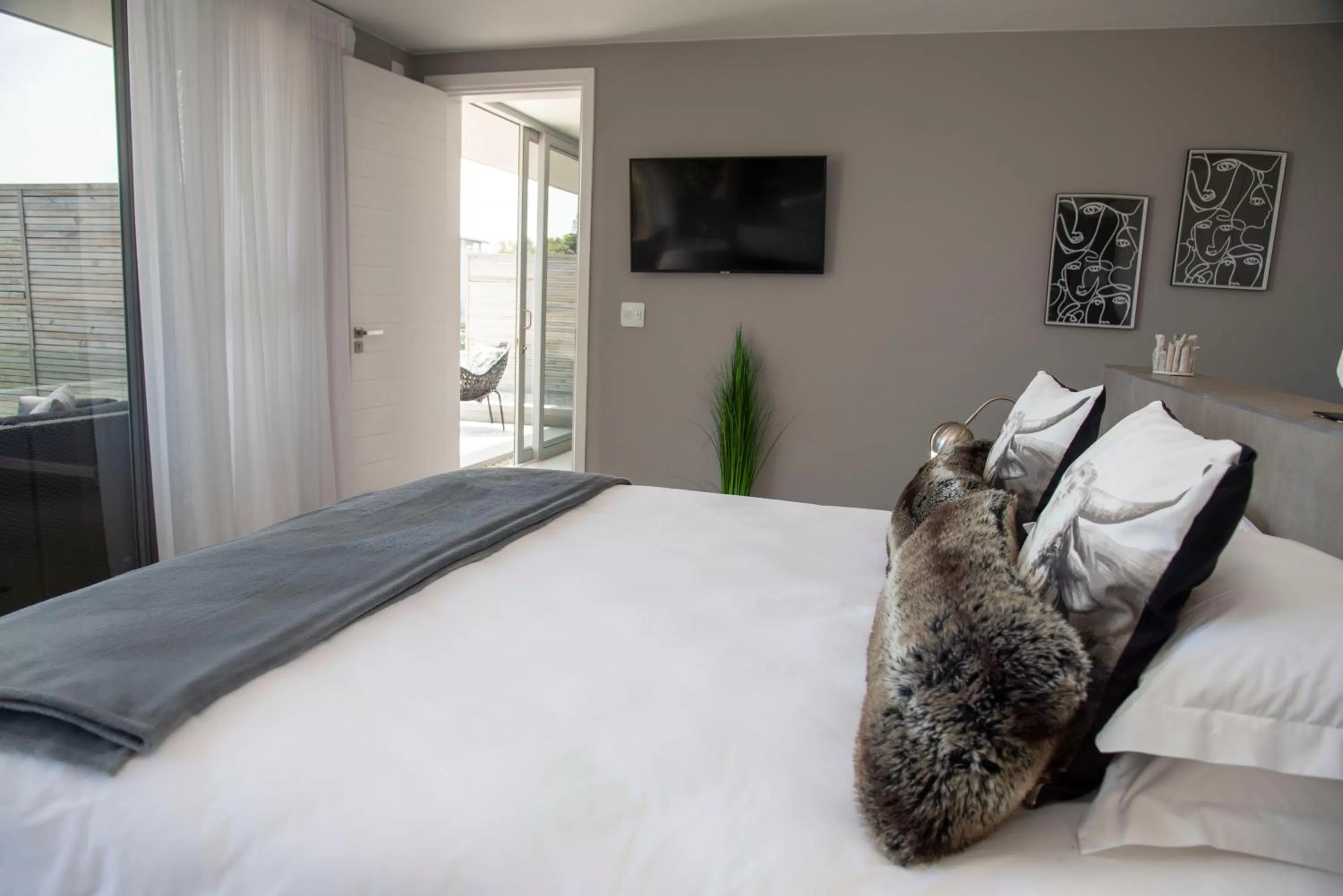 Bed in Crown on the Heads