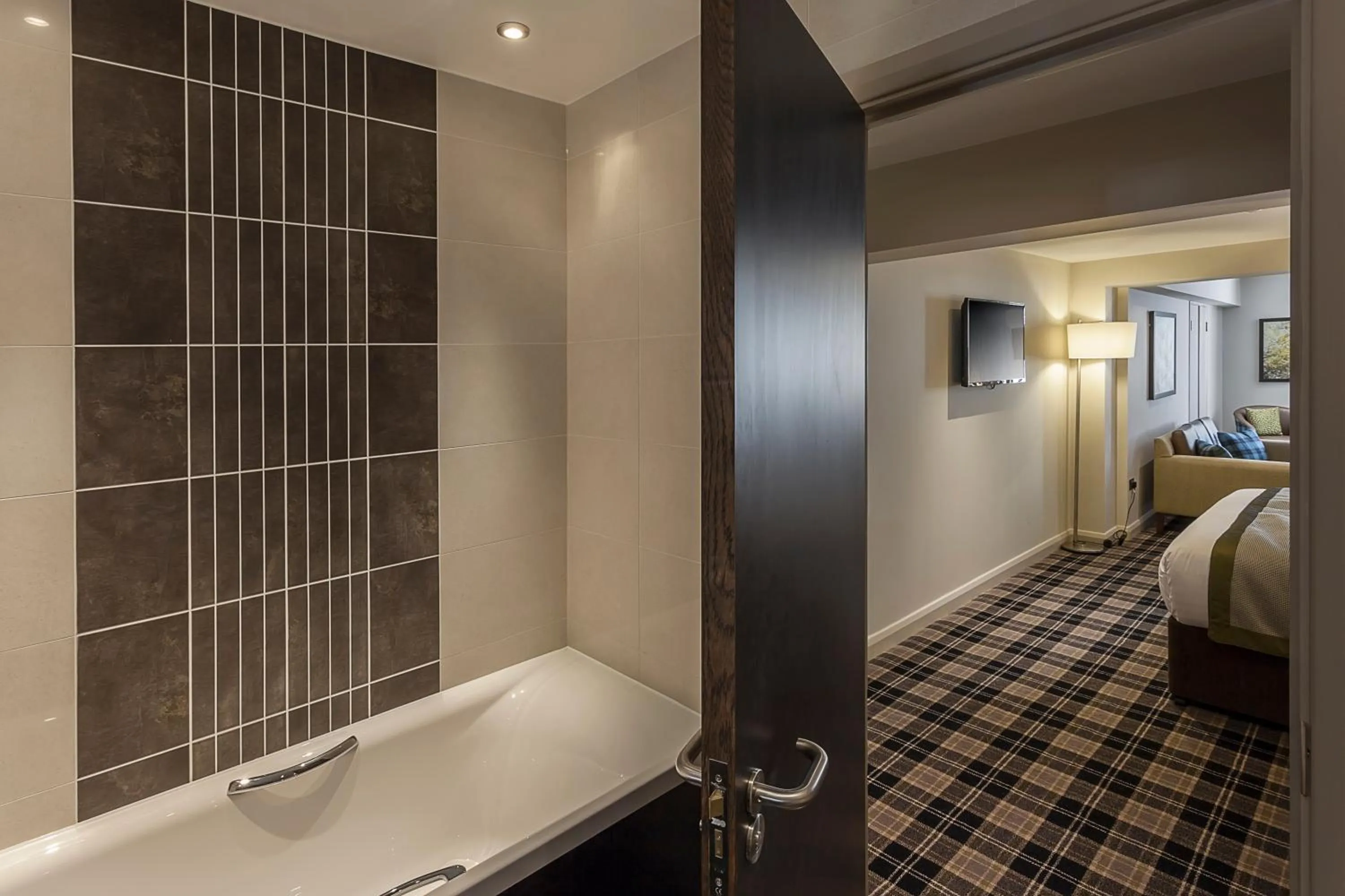 Bathroom, Bed in Best Western Plus Pinewood Manchester Airport-Wilmslow Hotel