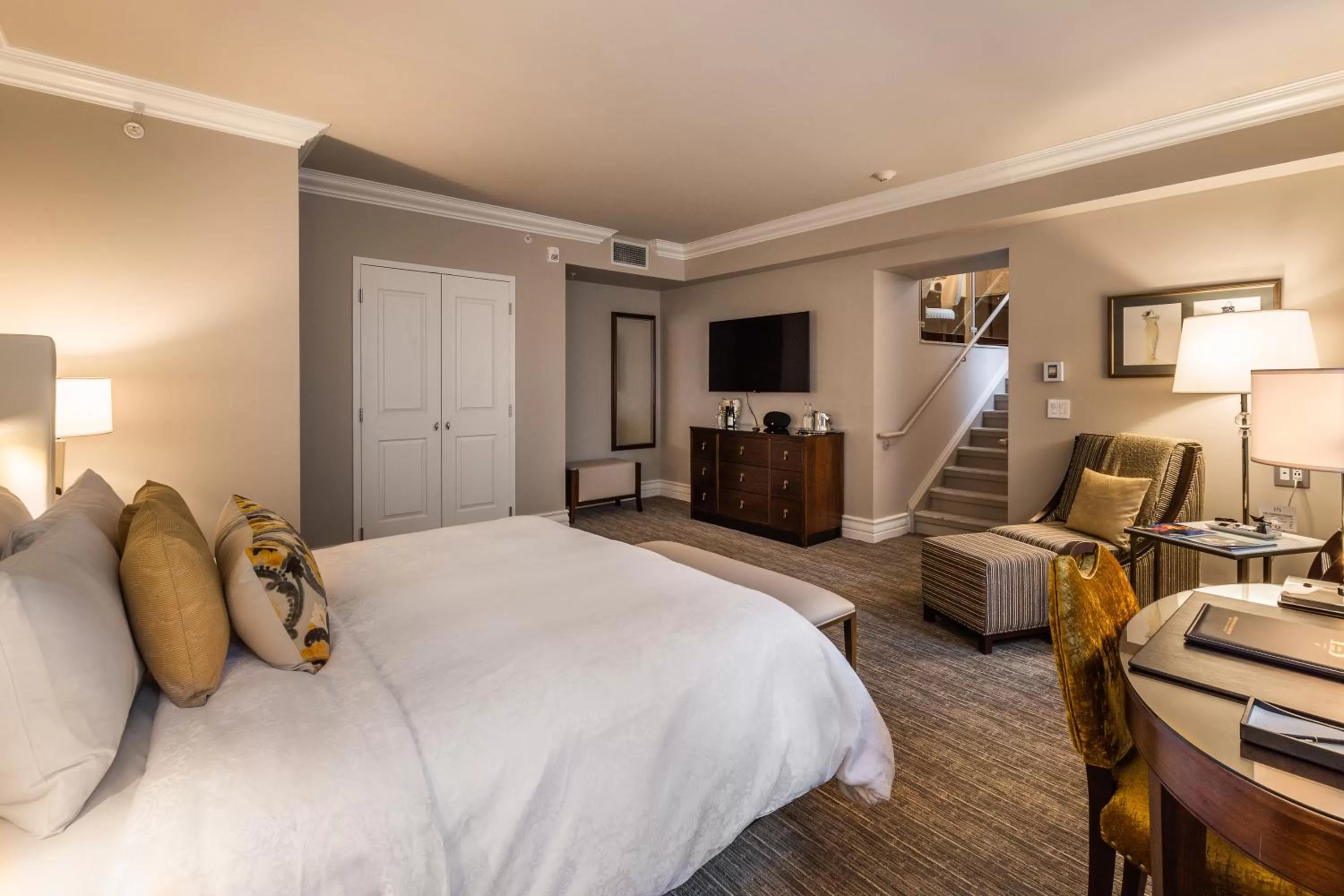 Photo of the whole room, Bed in Hôtel Birks Montréal