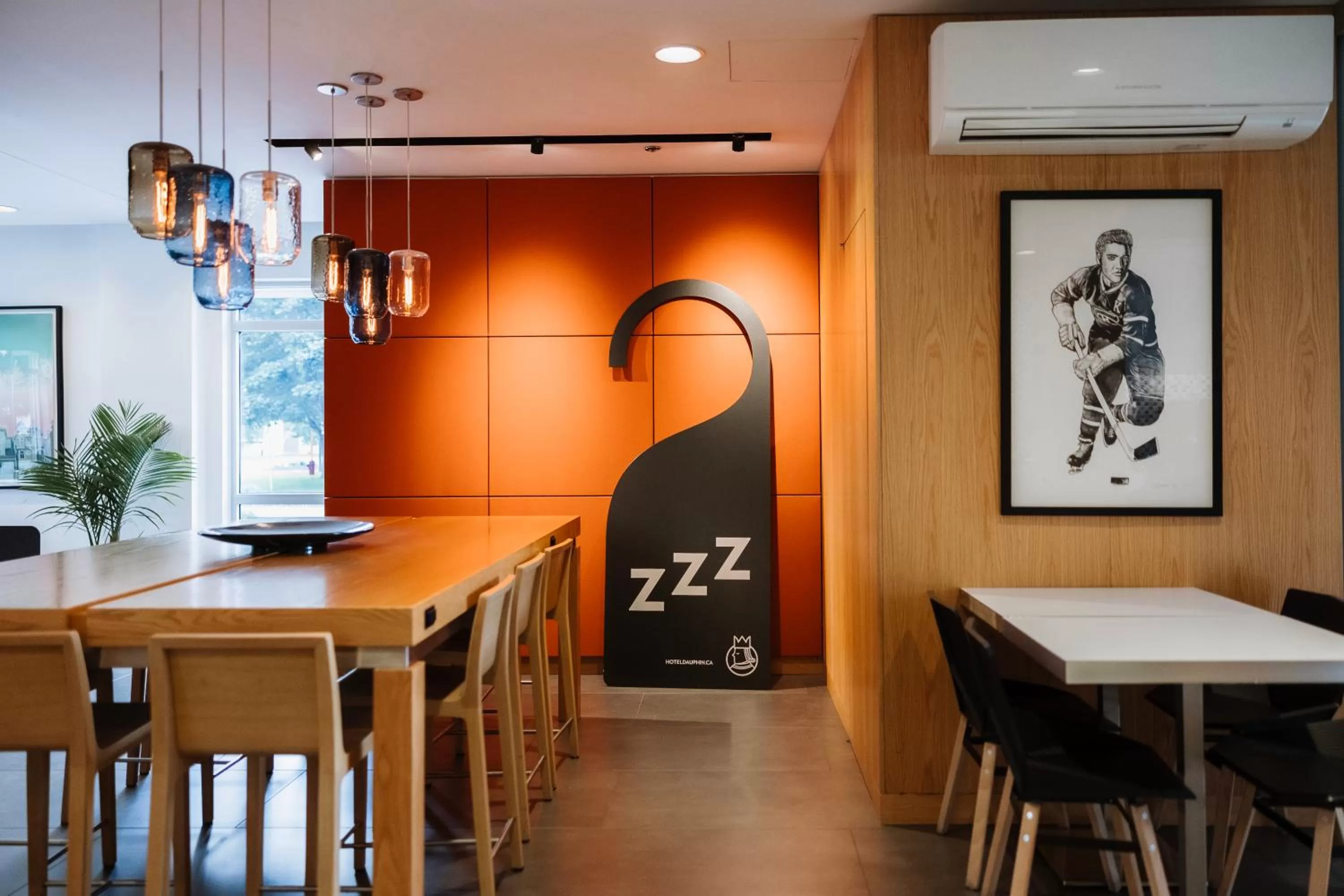 Lobby or reception in Le Dauphin Montréal-Longueuil