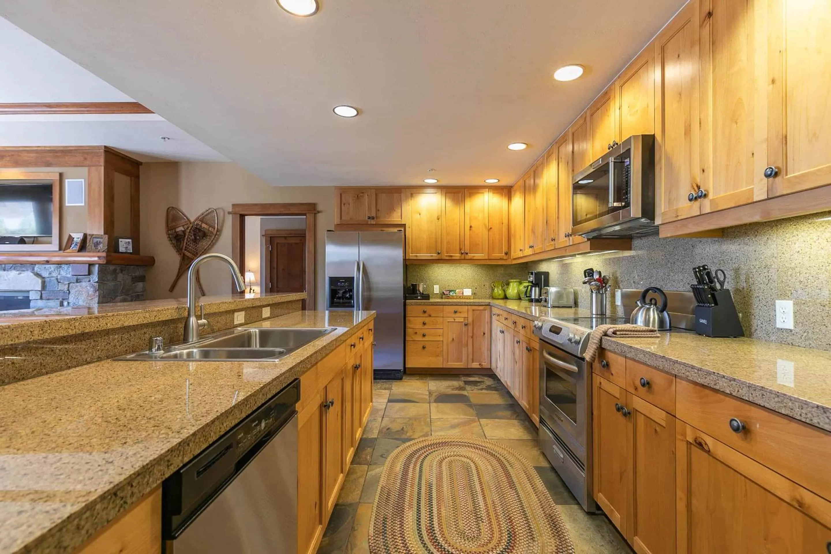 Kitchen/Kitchenette in East West Hospitality at Tahoe