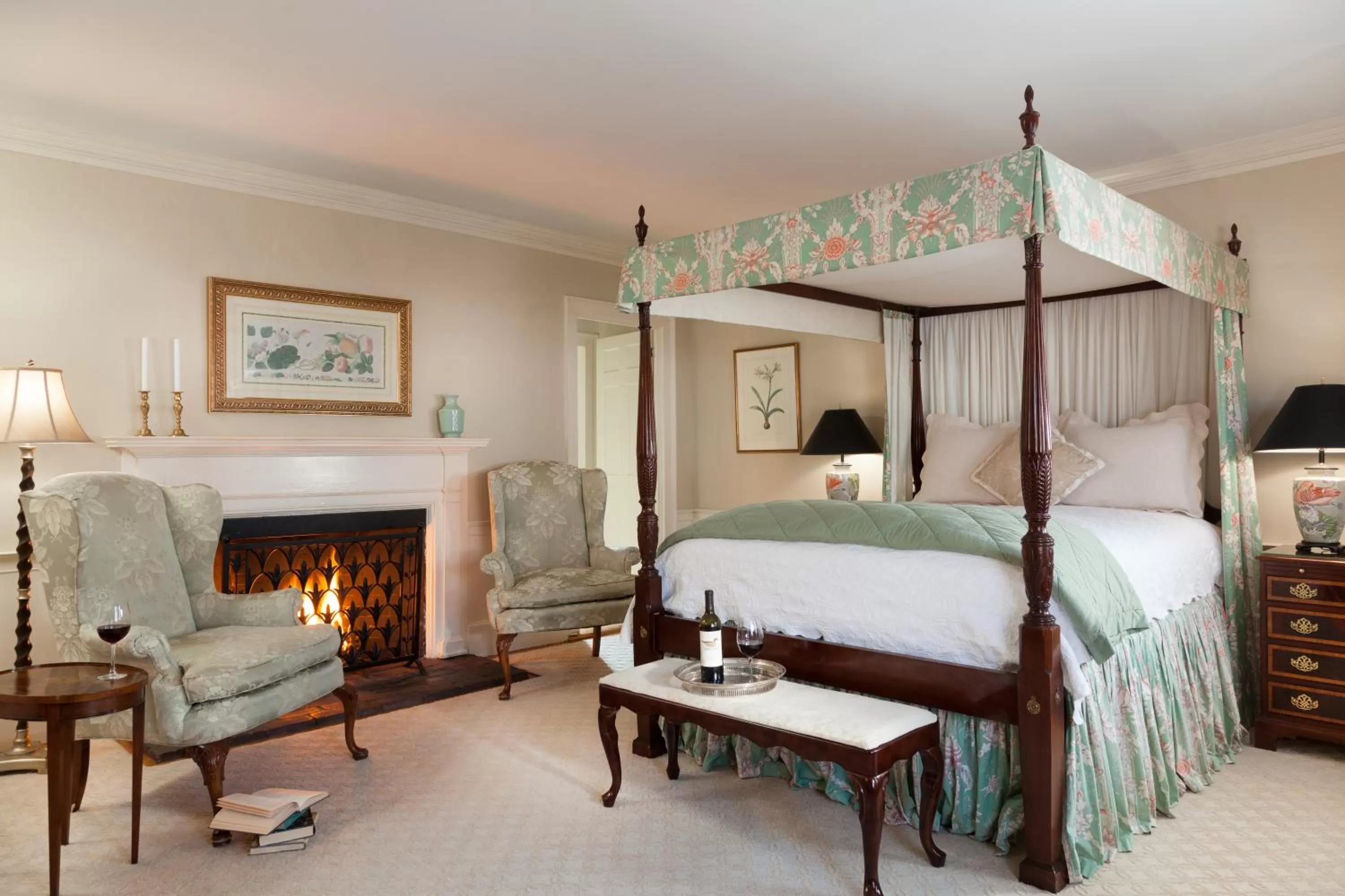 Photo of the whole room, Bed in Harbor Light Inn