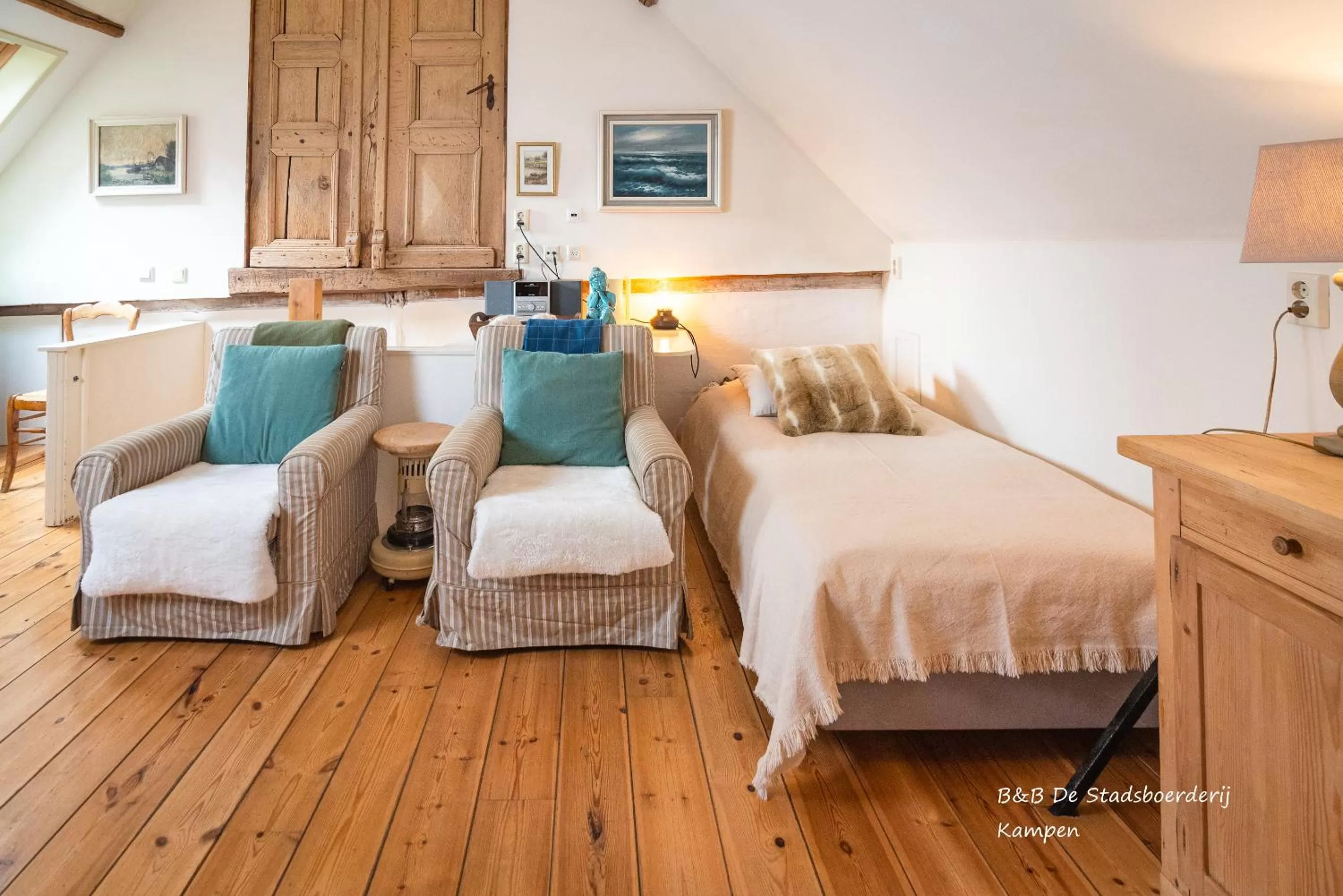 Seating area, Bed in De Stadsboerderij