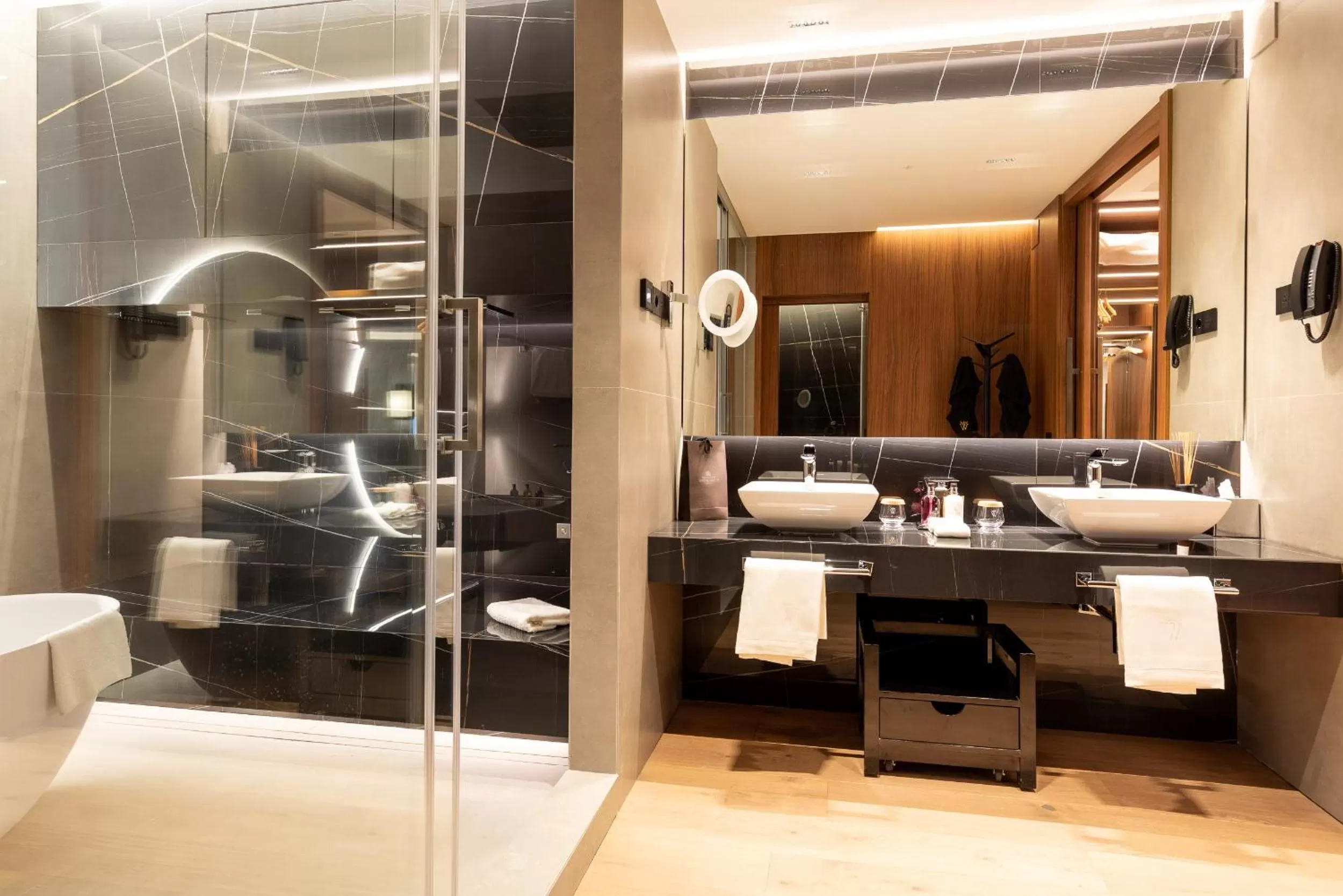 Shower in Wellington Hotel & Spa Madrid