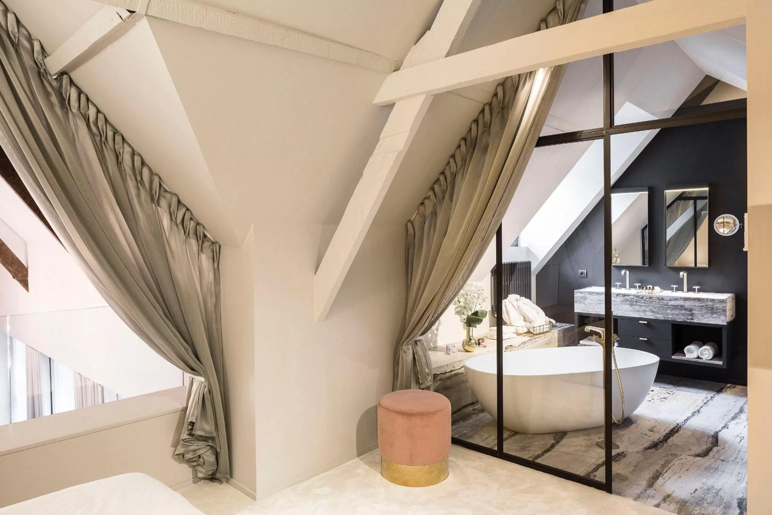 Shower, Bed in Gulde Schoen Luxury Studio-apartments